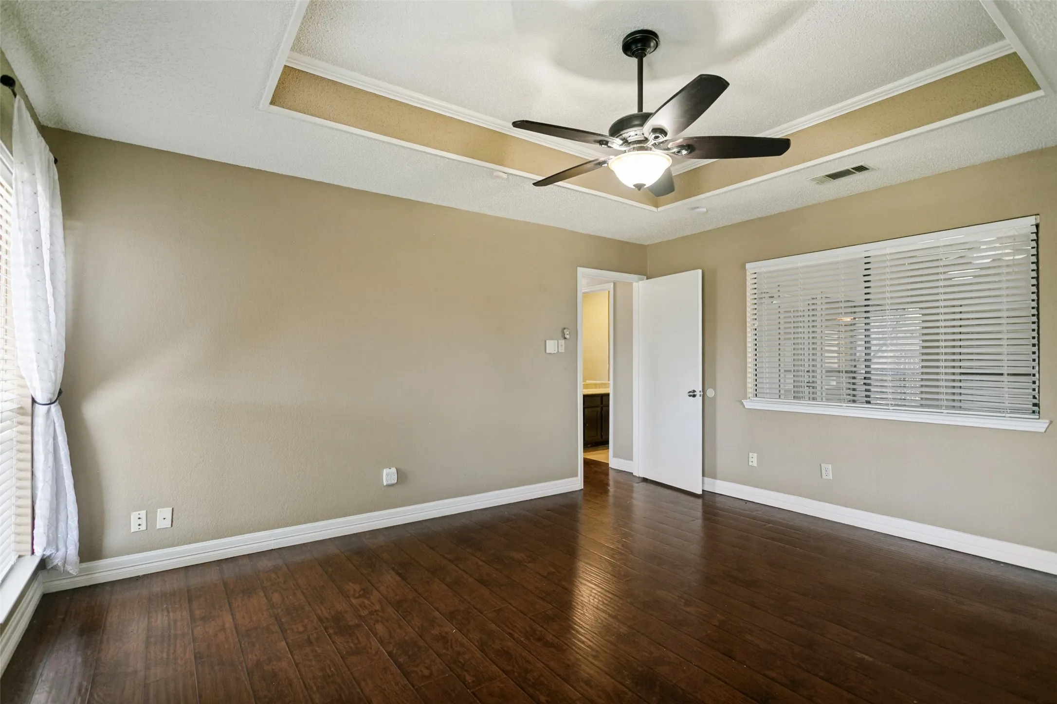 Single Family Residence For Sale in Collin County , 928 Ledgemont Drive, Plano, Texas 75025, 3 Bedroom, 2 Bathroom, 2 Garage spaces, 1,739 Sqft, built in 1985, mls#21367084, Real Estate Agent in Plano, Homes For Sale in Collin county, Homes For Sale in Plano, Realtor in Plano Texas, Real Estate Brokerage Independent Realty Texas, Luminita Cordes Realtor