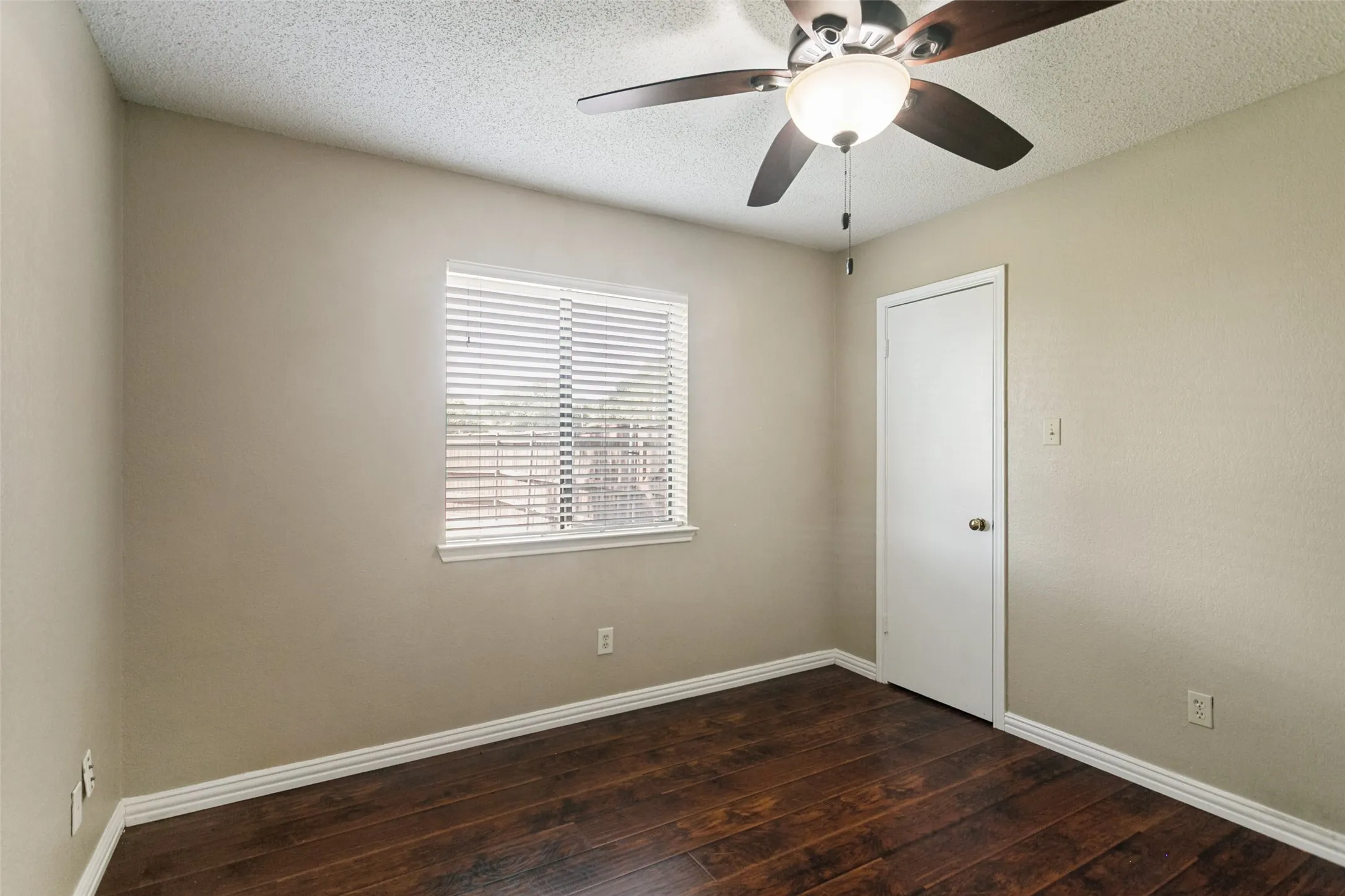 Single Family Residence For Sale in Collin County , 928 Ledgemont Drive, Plano, Texas 75025, 3 Bedroom, 2 Bathroom, 2 Garage spaces, 1,739 Sqft, built in 1985, mls#21367084, Real Estate Agent in Plano, Homes For Sale in Collin county, Homes For Sale in Plano, Realtor in Plano Texas, Real Estate Brokerage Independent Realty Texas, Luminita Cordes Realtor
