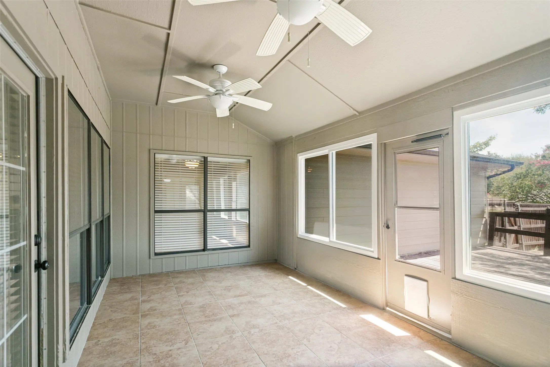 Single Family Residence For Sale in Collin County , 928 Ledgemont Drive, Plano, Texas 75025, 3 Bedroom, 2 Bathroom, 2 Garage spaces, 1,739 Sqft, built in 1985, mls#21367084, Real Estate Agent in Plano, Homes For Sale in Collin county, Homes For Sale in Plano, Realtor in Plano Texas, Real Estate Brokerage Independent Realty Texas, Luminita Cordes Realtor