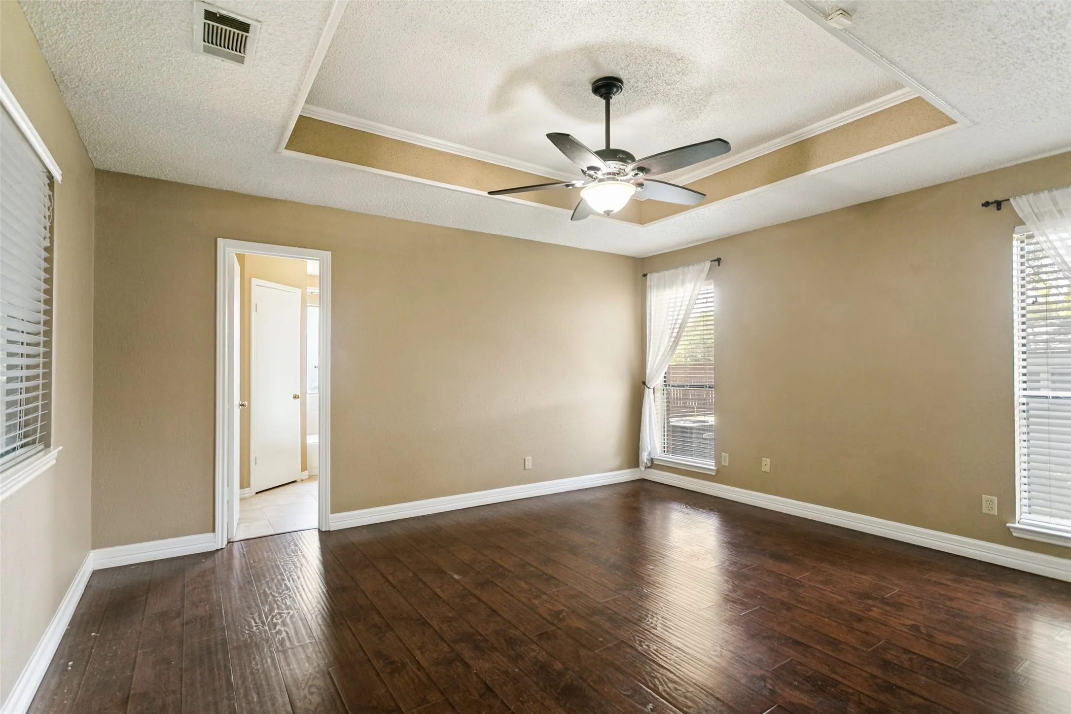 Single Family Residence For Sale in Collin County , 928 Ledgemont Drive, Plano, Texas 75025, 3 Bedroom, 2 Bathroom, 2 Garage spaces, 1,739 Sqft, built in 1985, mls#21367084, Real Estate Agent in Plano, Homes For Sale in Collin county, Homes For Sale in Plano, Realtor in Plano Texas, Real Estate Brokerage Independent Realty Texas, Luminita Cordes Realtor