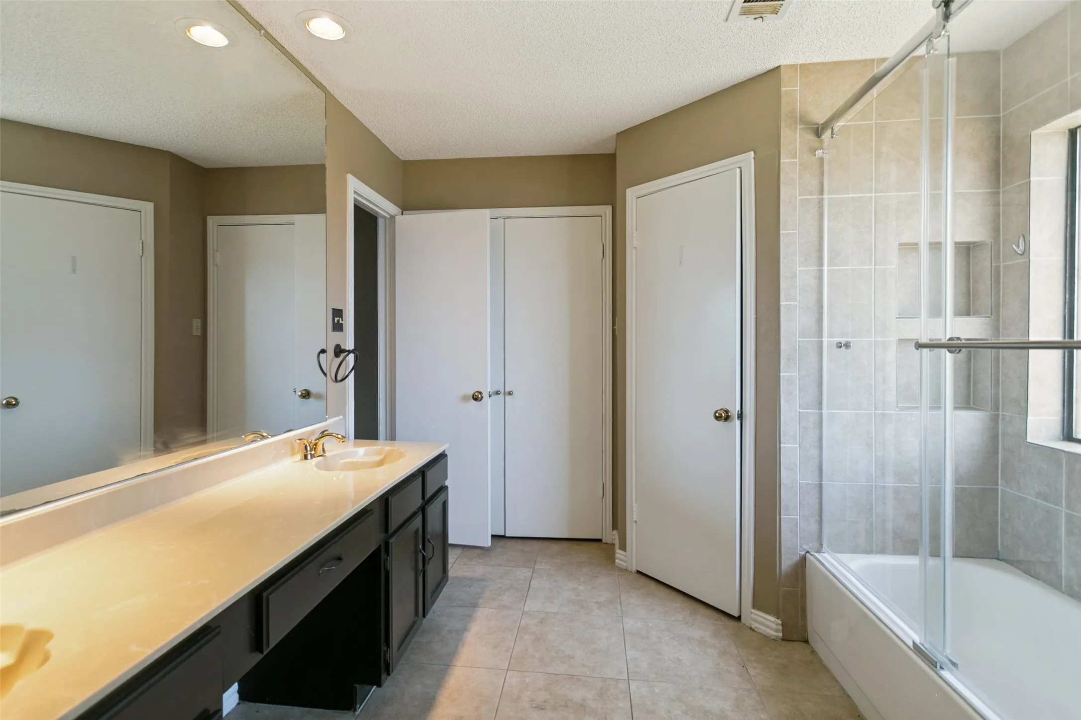 Single Family Residence For Sale in Collin County , 928 Ledgemont Drive, Plano, Texas 75025, 3 Bedroom, 2 Bathroom, 2 Garage spaces, 1,739 Sqft, built in 1985, mls#21367084, Real Estate Agent in Plano, Homes For Sale in Collin county, Homes For Sale in Plano, Realtor in Plano Texas, Real Estate Brokerage Independent Realty Texas, Luminita Cordes Realtor