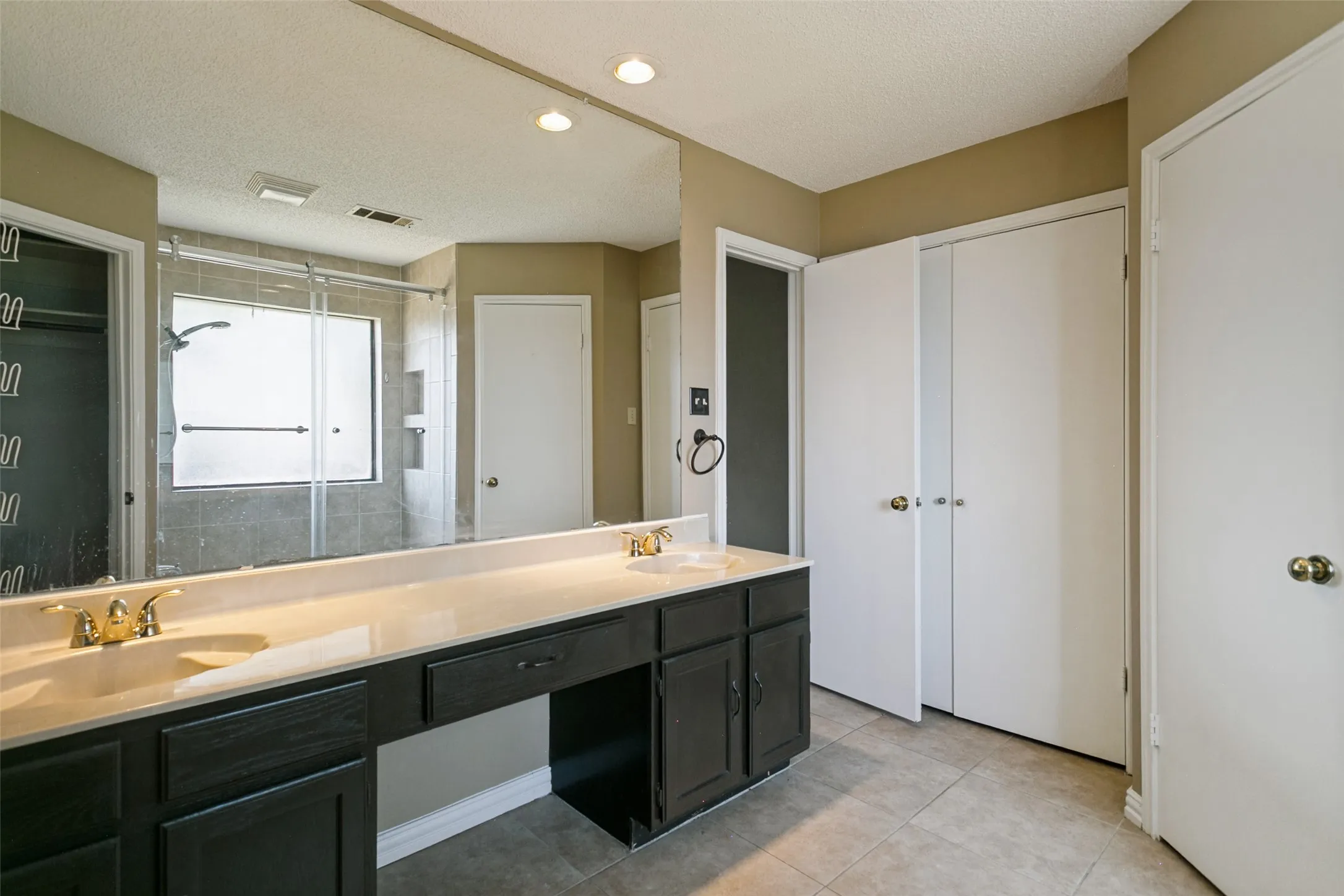 Single Family Residence For Sale in Collin County , 928 Ledgemont Drive, Plano, Texas 75025, 3 Bedroom, 2 Bathroom, 2 Garage spaces, 1,739 Sqft, built in 1985, mls#21367084, Real Estate Agent in Plano, Homes For Sale in Collin county, Homes For Sale in Plano, Realtor in Plano Texas, Real Estate Brokerage Independent Realty Texas, Luminita Cordes Realtor