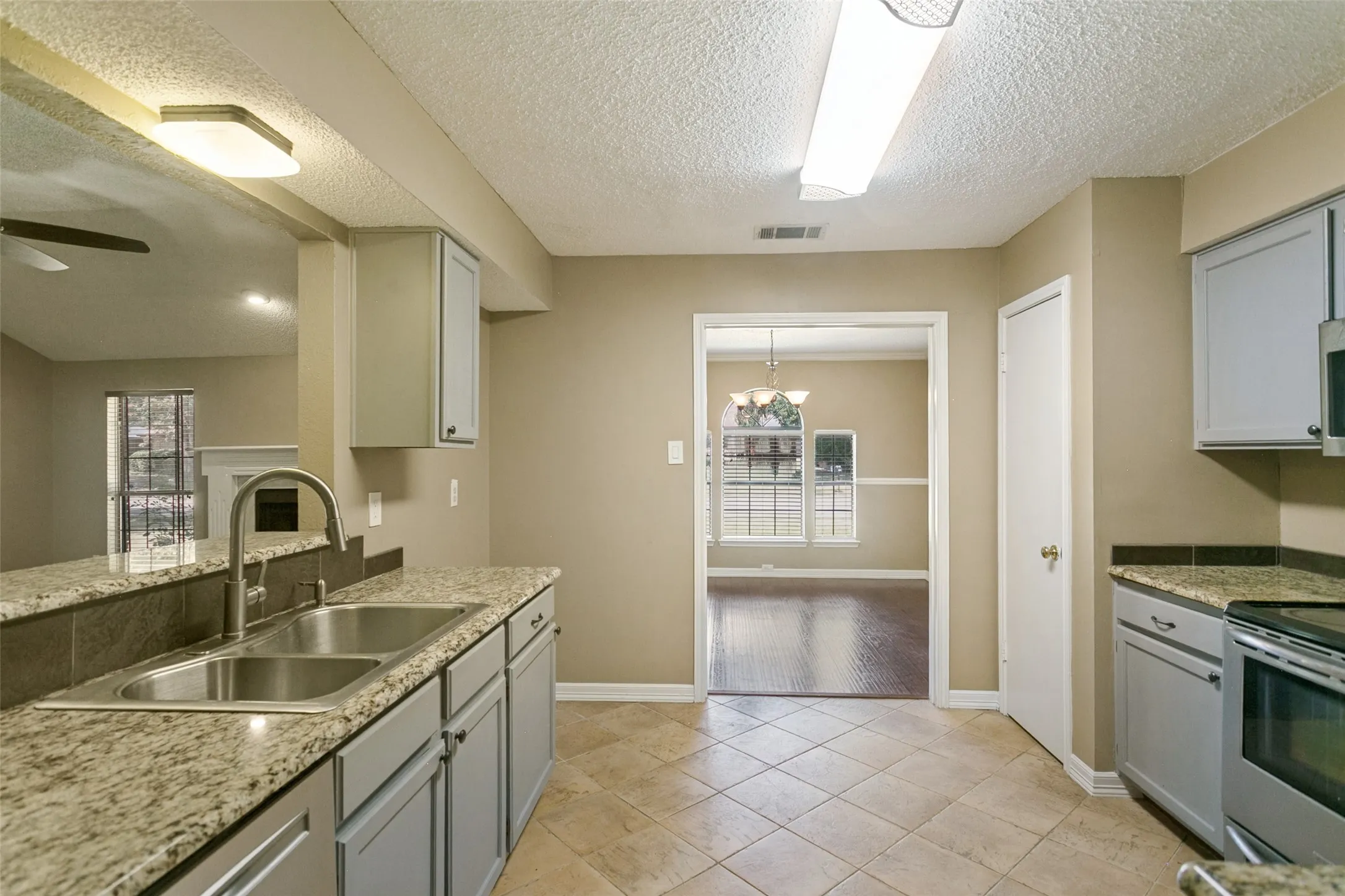 Single Family Residence For Sale in Collin County , 928 Ledgemont Drive, Plano, Texas 75025, 3 Bedroom, 2 Bathroom, 2 Garage spaces, 1,739 Sqft, built in 1985, mls#21367084, Real Estate Agent in Plano, Homes For Sale in Collin county, Homes For Sale in Plano, Realtor in Plano Texas, Real Estate Brokerage Independent Realty Texas, Luminita Cordes Realtor