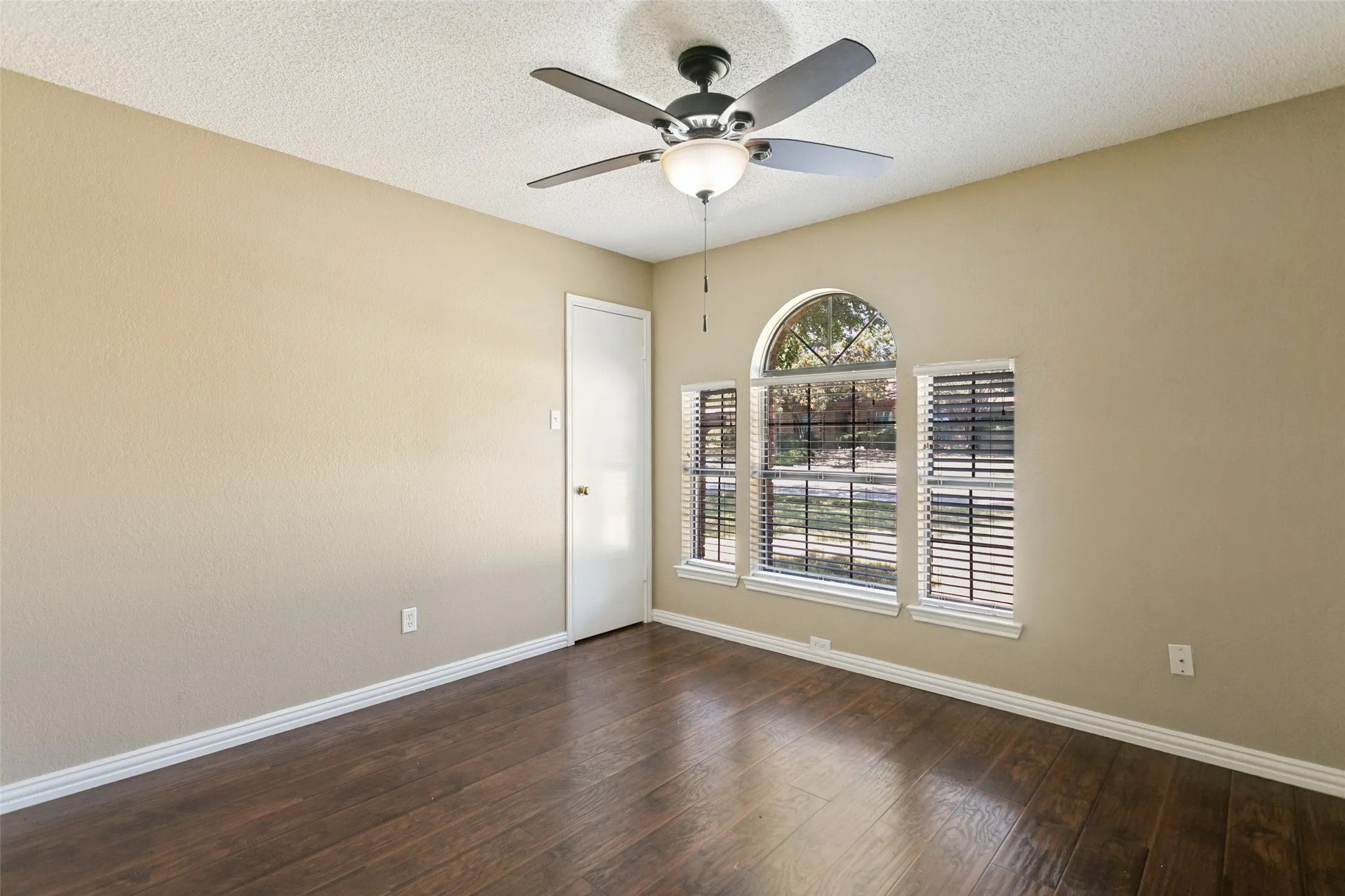 Single Family Residence For Sale in Collin County , 928 Ledgemont Drive, Plano, Texas 75025, 3 Bedroom, 2 Bathroom, 2 Garage spaces, 1,739 Sqft, built in 1985, mls#21367084, Real Estate Agent in Plano, Homes For Sale in Collin county, Homes For Sale in Plano, Realtor in Plano Texas, Real Estate Brokerage Independent Realty Texas, Luminita Cordes Realtor