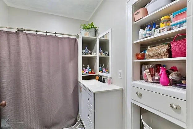 Single Family Residence For Rent in Taylor County , 1010 Stowe Street, Abilene, Texas 79605, 3 Bedroom, 1 Bathroom, 2 Garage spaces, 1,580 Sqft, built in 1935, mls#21368036, Real Estate Agent in Abilene, Homes For Rent in Taylor county, Homes For Rent in Abilene, Realtor in Abilene Texas, Real Estate Brokerage Independent Realty Texas, Luminita Cordes Realtor