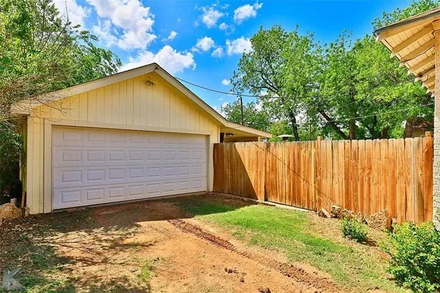 Single Family Residence For Rent in Taylor County , 1010 Stowe Street, Abilene, Texas 79605, 3 Bedroom, 1 Bathroom, 2 Garage spaces, 1,580 Sqft, built in 1935, mls#21368036, Real Estate Agent in Abilene, Homes For Rent in Taylor county, Homes For Rent in Abilene, Realtor in Abilene Texas, Real Estate Brokerage Independent Realty Texas, Luminita Cordes Realtor