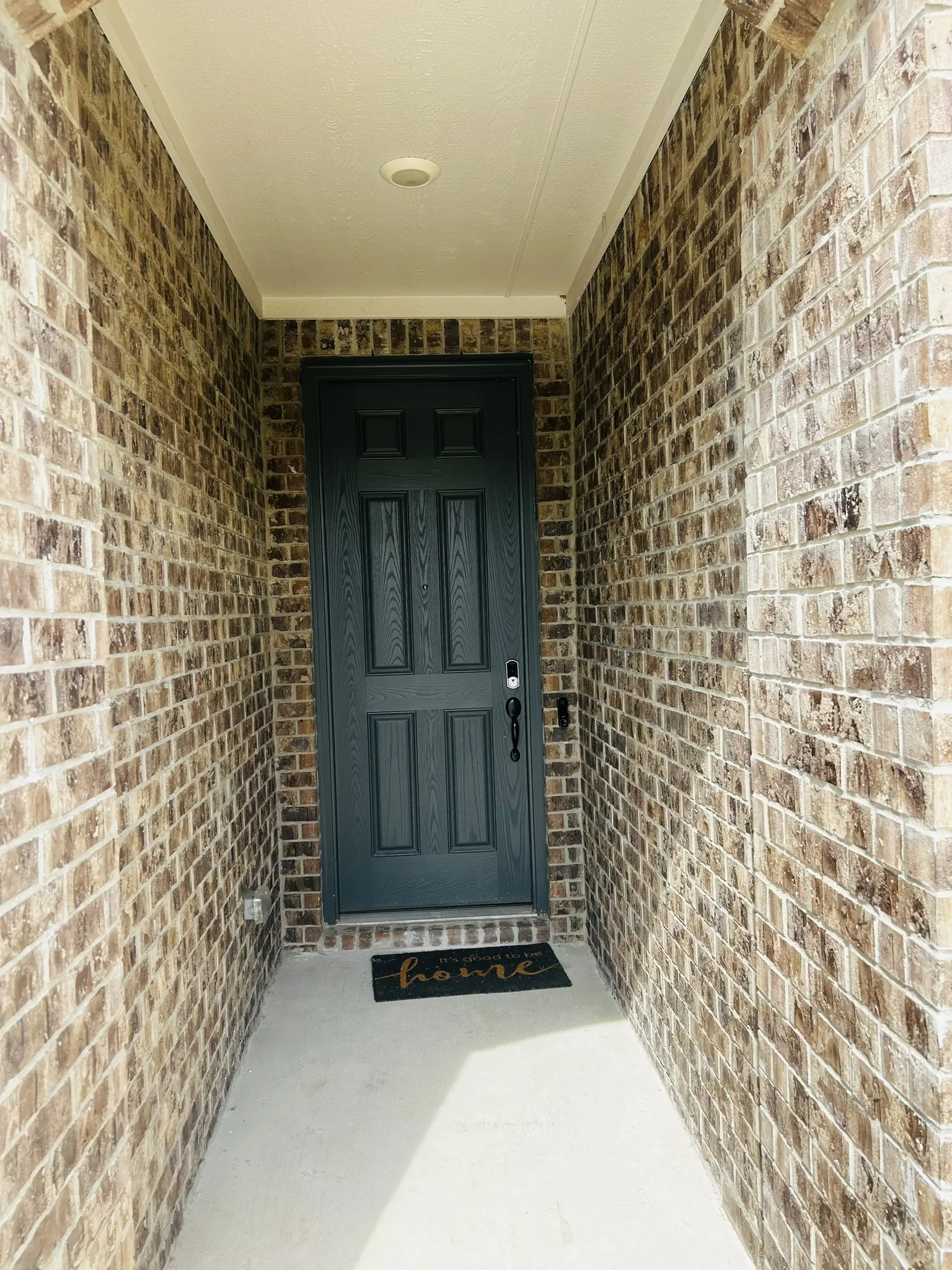 Brick exterior entry with an inset entryway