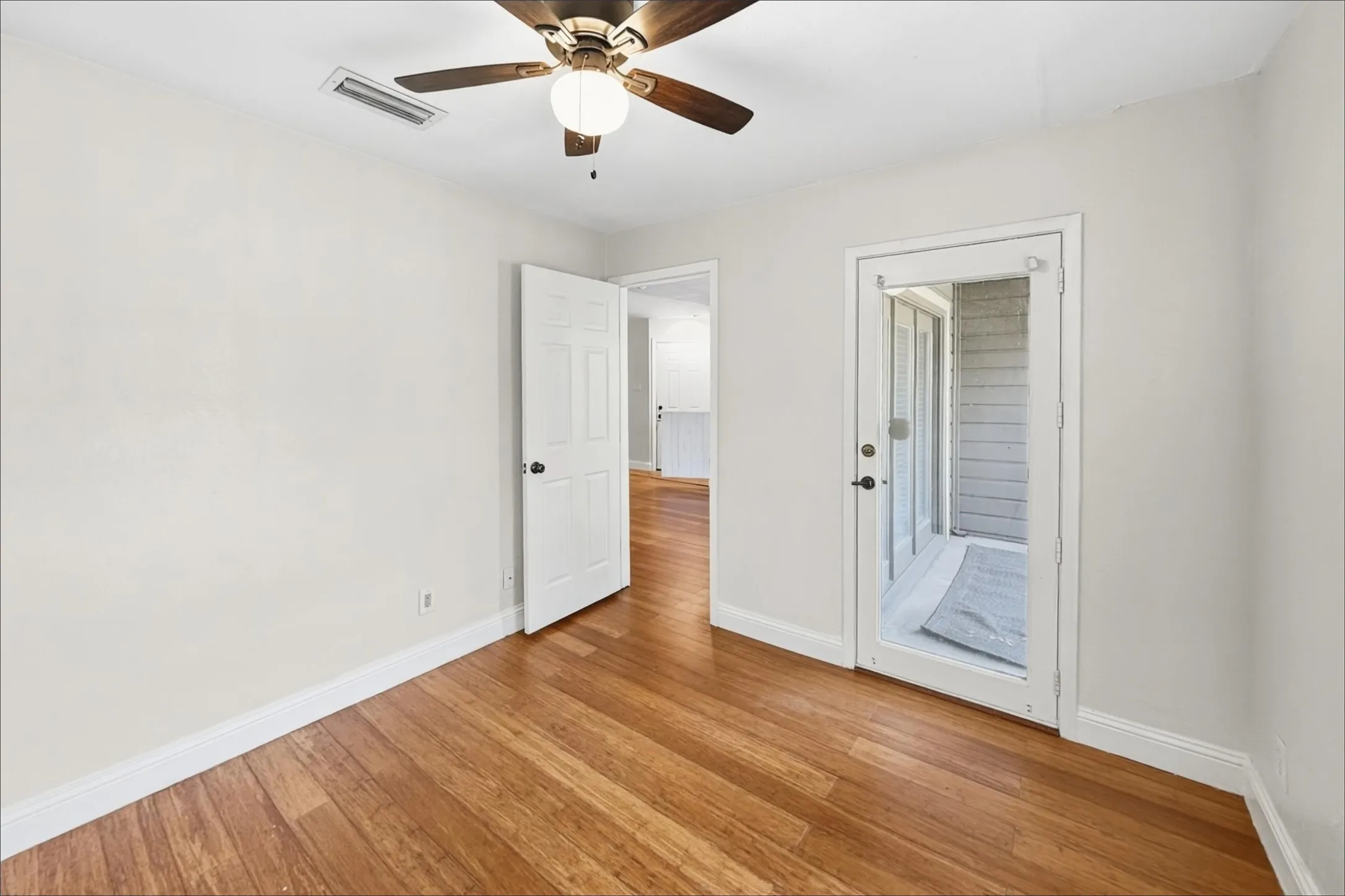 Condominium For Rent in Tarrant County , 1108 Quail Valley Lane 221, Arlington, Texas 76011, 2 Bedroom, 1 Bathroom, Garage spaces, 860 Sqft, built in 1983, mls#21368044, Real Estate Agent in Arlington, Homes For Rent in Tarrant county, Homes For Rent in Arlington, Realtor in Arlington Texas, Real Estate Brokerage Independent Realty Texas, Luminita Cordes Realtor