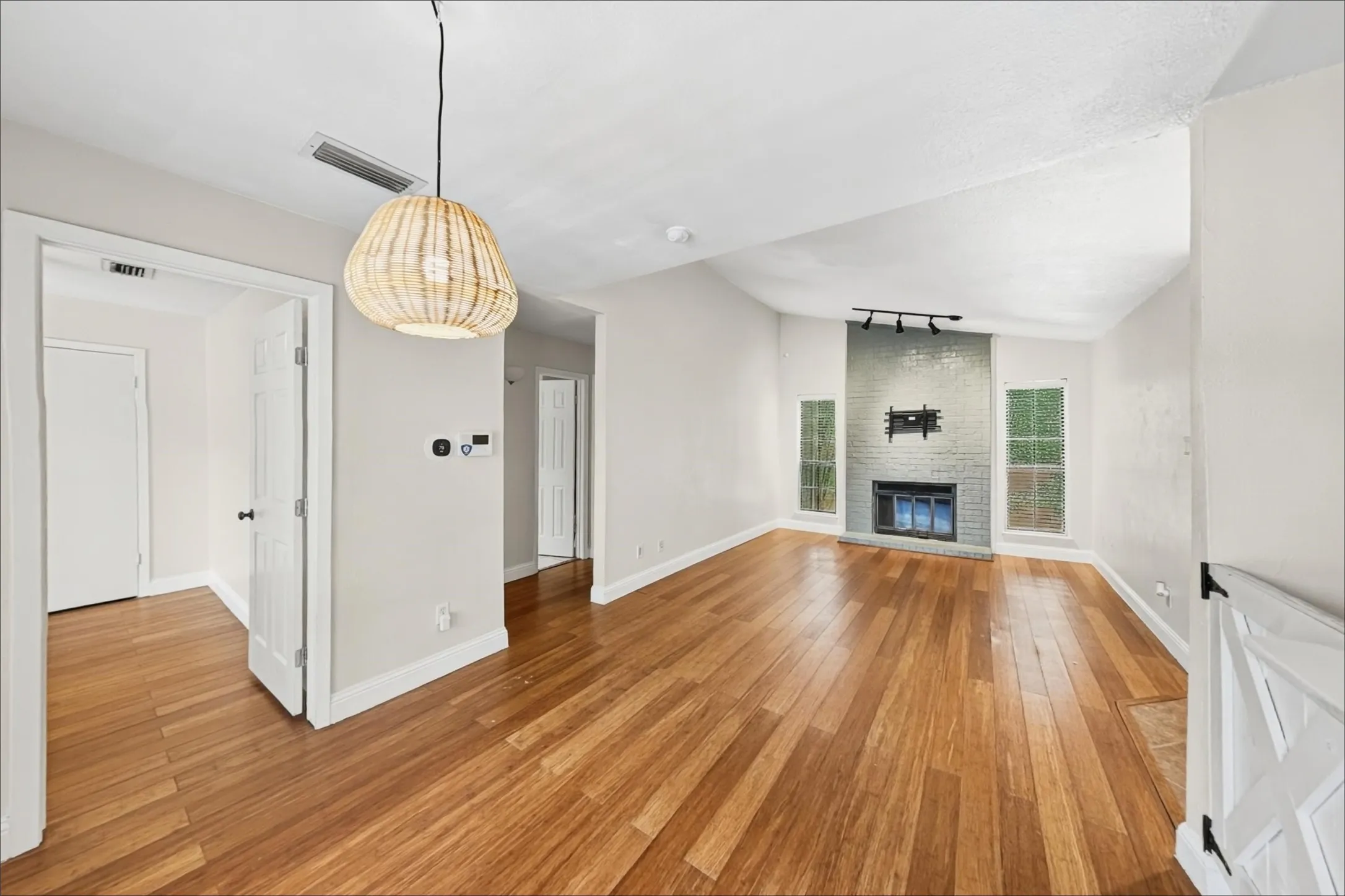 Condominium For Rent in Tarrant County , 1108 Quail Valley Lane 221, Arlington, Texas 76011, 2 Bedroom, 1 Bathroom, Garage spaces, 860 Sqft, built in 1983, mls#21368044, Real Estate Agent in Arlington, Homes For Rent in Tarrant county, Homes For Rent in Arlington, Realtor in Arlington Texas, Real Estate Brokerage Independent Realty Texas, Luminita Cordes Realtor