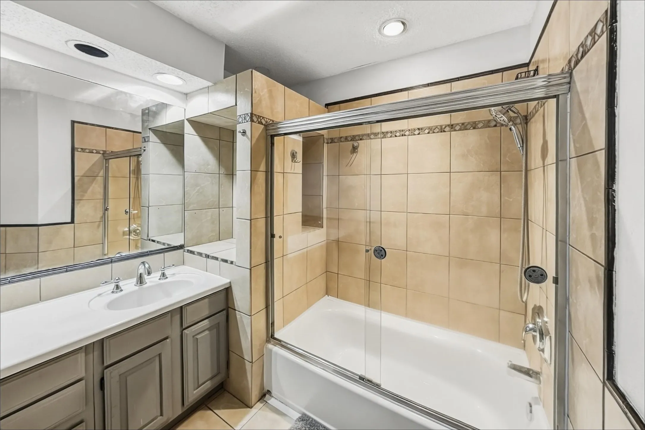 Condominium For Rent in Tarrant County , 1108 Quail Valley Lane 221, Arlington, Texas 76011, 2 Bedroom, 1 Bathroom, Garage spaces, 860 Sqft, built in 1983, mls#21368044, Real Estate Agent in Arlington, Homes For Rent in Tarrant county, Homes For Rent in Arlington, Realtor in Arlington Texas, Real Estate Brokerage Independent Realty Texas, Luminita Cordes Realtor
