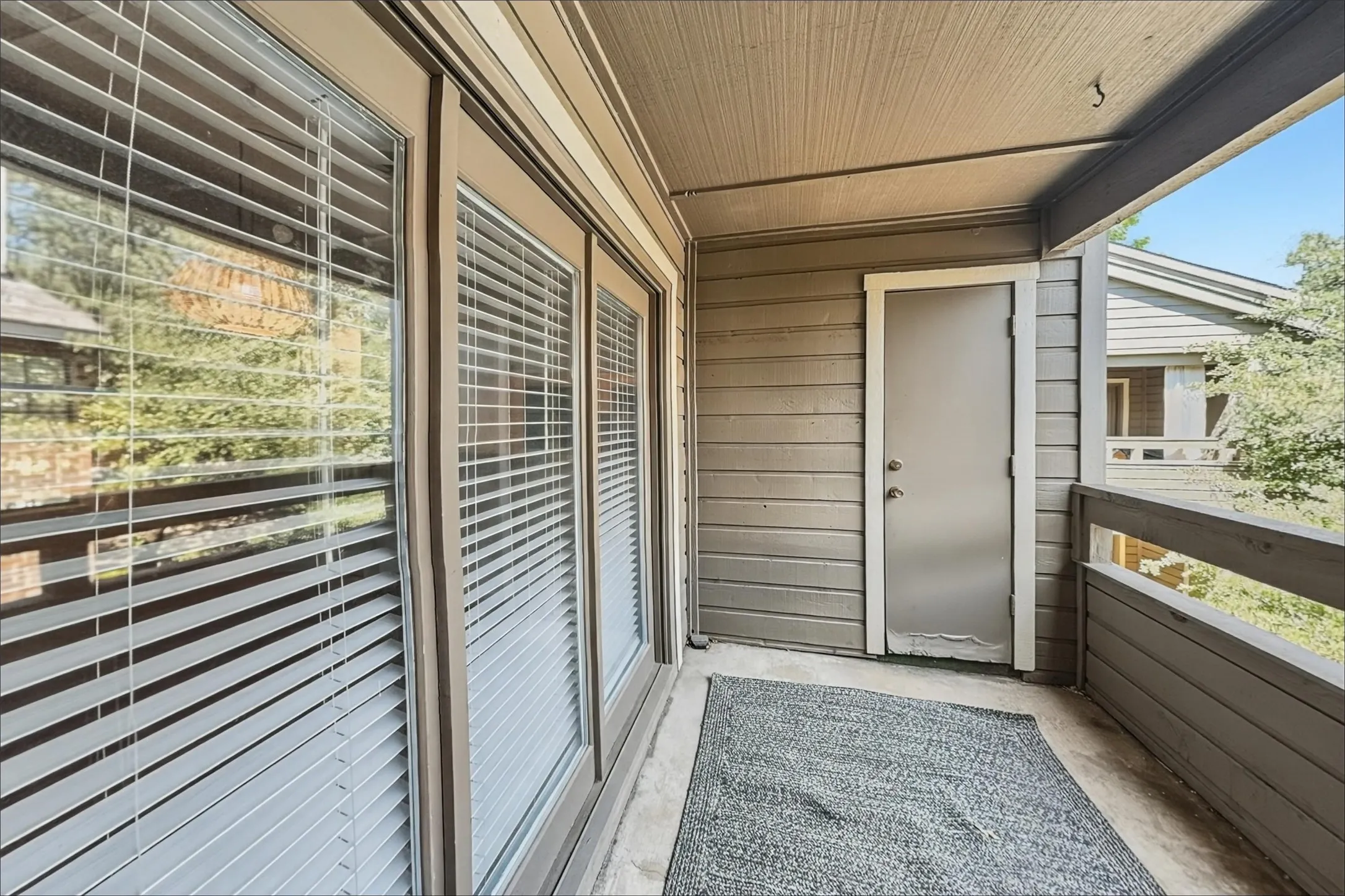 Condominium For Rent in Tarrant County , 1108 Quail Valley Lane 221, Arlington, Texas 76011, 2 Bedroom, 1 Bathroom, Garage spaces, 860 Sqft, built in 1983, mls#21368044, Real Estate Agent in Arlington, Homes For Rent in Tarrant county, Homes For Rent in Arlington, Realtor in Arlington Texas, Real Estate Brokerage Independent Realty Texas, Luminita Cordes Realtor
