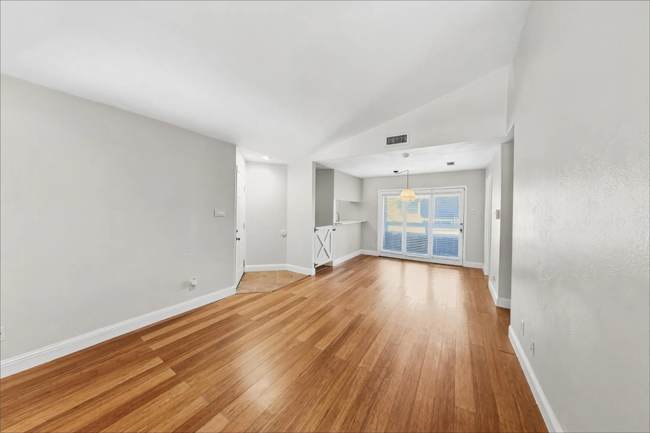 Condominium For Rent in Tarrant County , 1108 Quail Valley Lane 221, Arlington, Texas 76011, 2 Bedroom, 1 Bathroom, Garage spaces, 860 Sqft, built in 1983, mls#21368044, Real Estate Agent in Arlington, Homes For Rent in Tarrant county, Homes For Rent in Arlington, Realtor in Arlington Texas, Real Estate Brokerage Independent Realty Texas, Luminita Cordes Realtor