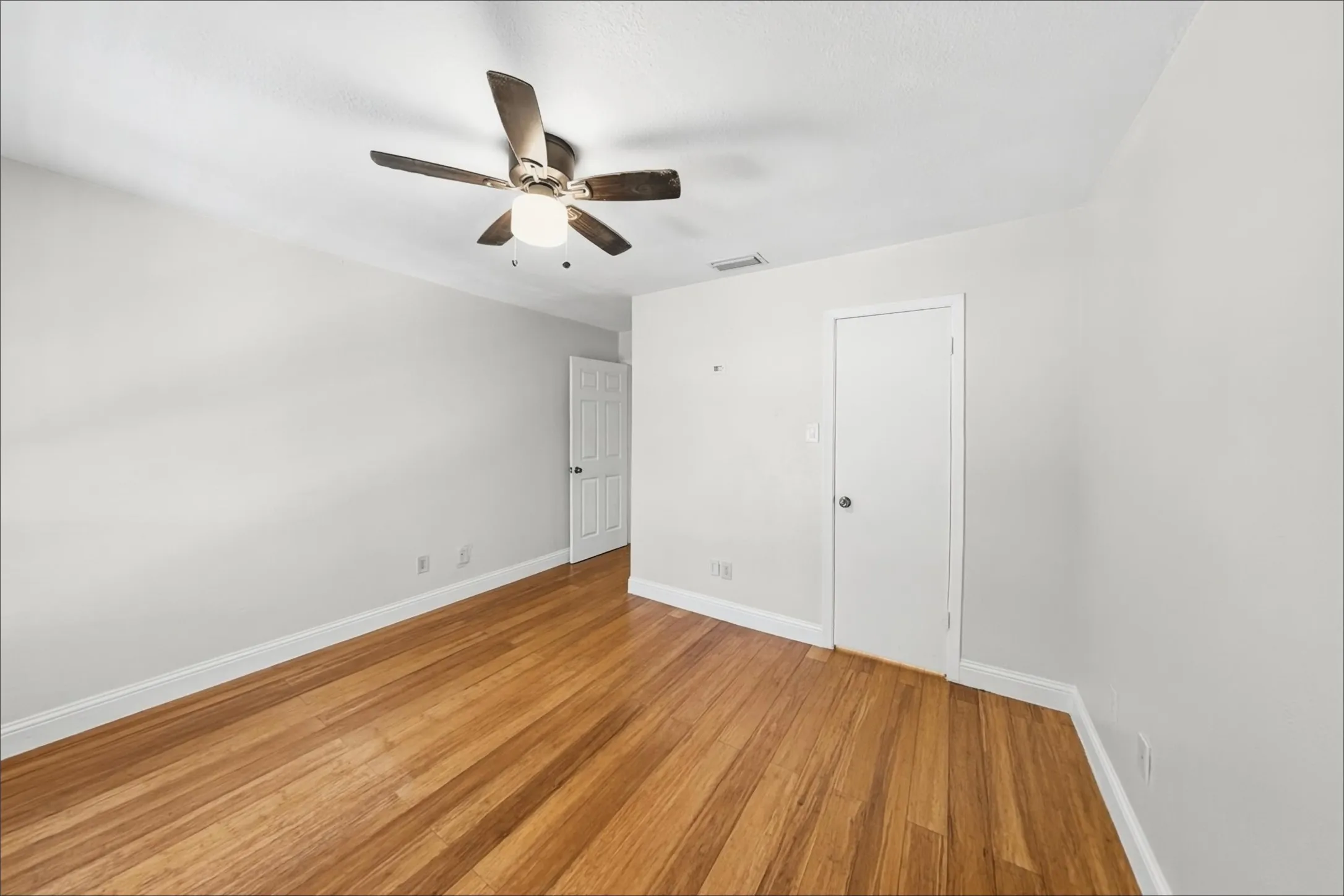 Condominium For Rent in Tarrant County , 1108 Quail Valley Lane 221, Arlington, Texas 76011, 2 Bedroom, 1 Bathroom, Garage spaces, 860 Sqft, built in 1983, mls#21368044, Real Estate Agent in Arlington, Homes For Rent in Tarrant county, Homes For Rent in Arlington, Realtor in Arlington Texas, Real Estate Brokerage Independent Realty Texas, Luminita Cordes Realtor