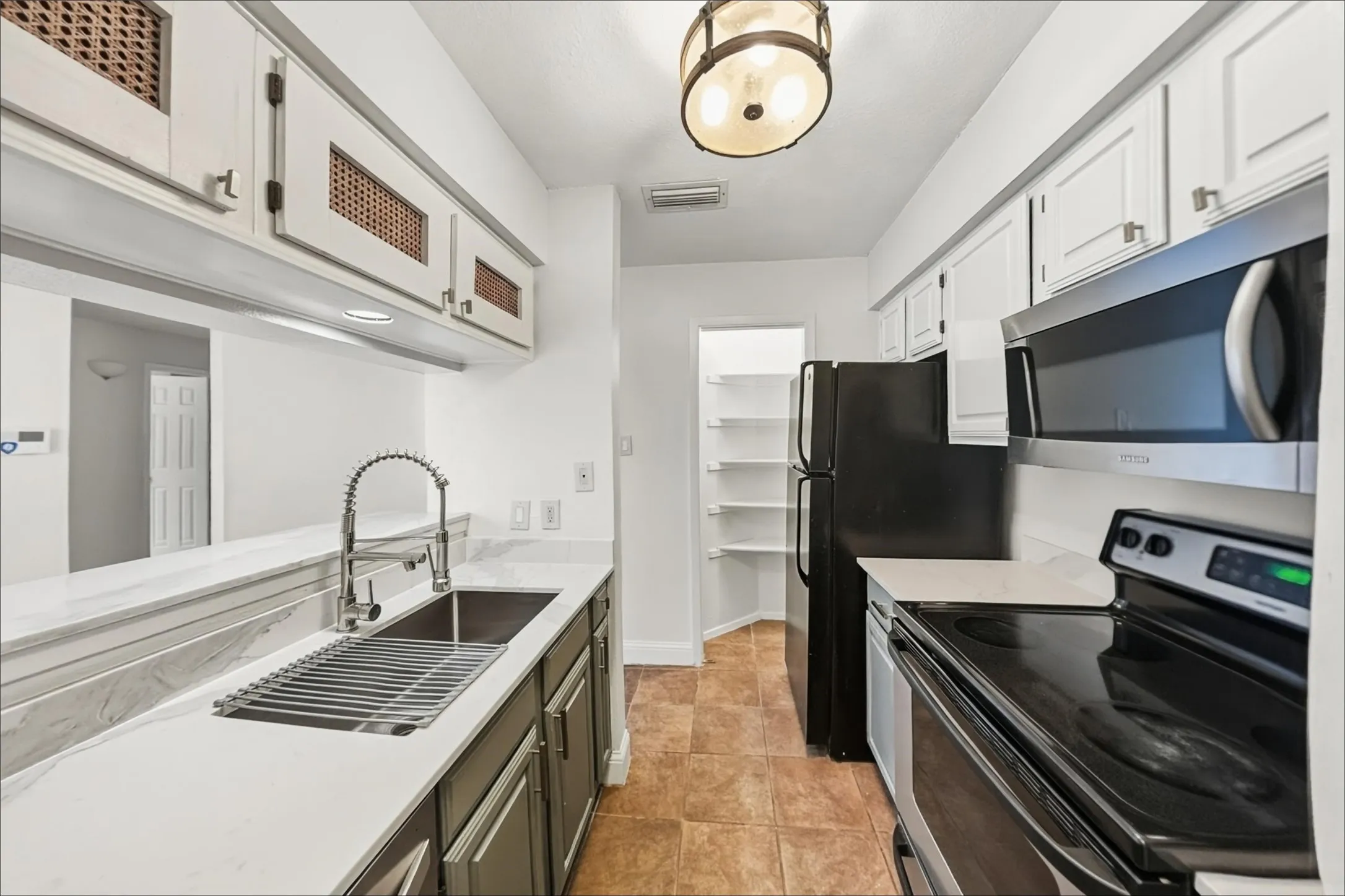 Condominium For Rent in Tarrant County , 1108 Quail Valley Lane 221, Arlington, Texas 76011, 2 Bedroom, 1 Bathroom, Garage spaces, 860 Sqft, built in 1983, mls#21368044, Real Estate Agent in Arlington, Homes For Rent in Tarrant county, Homes For Rent in Arlington, Realtor in Arlington Texas, Real Estate Brokerage Independent Realty Texas, Luminita Cordes Realtor