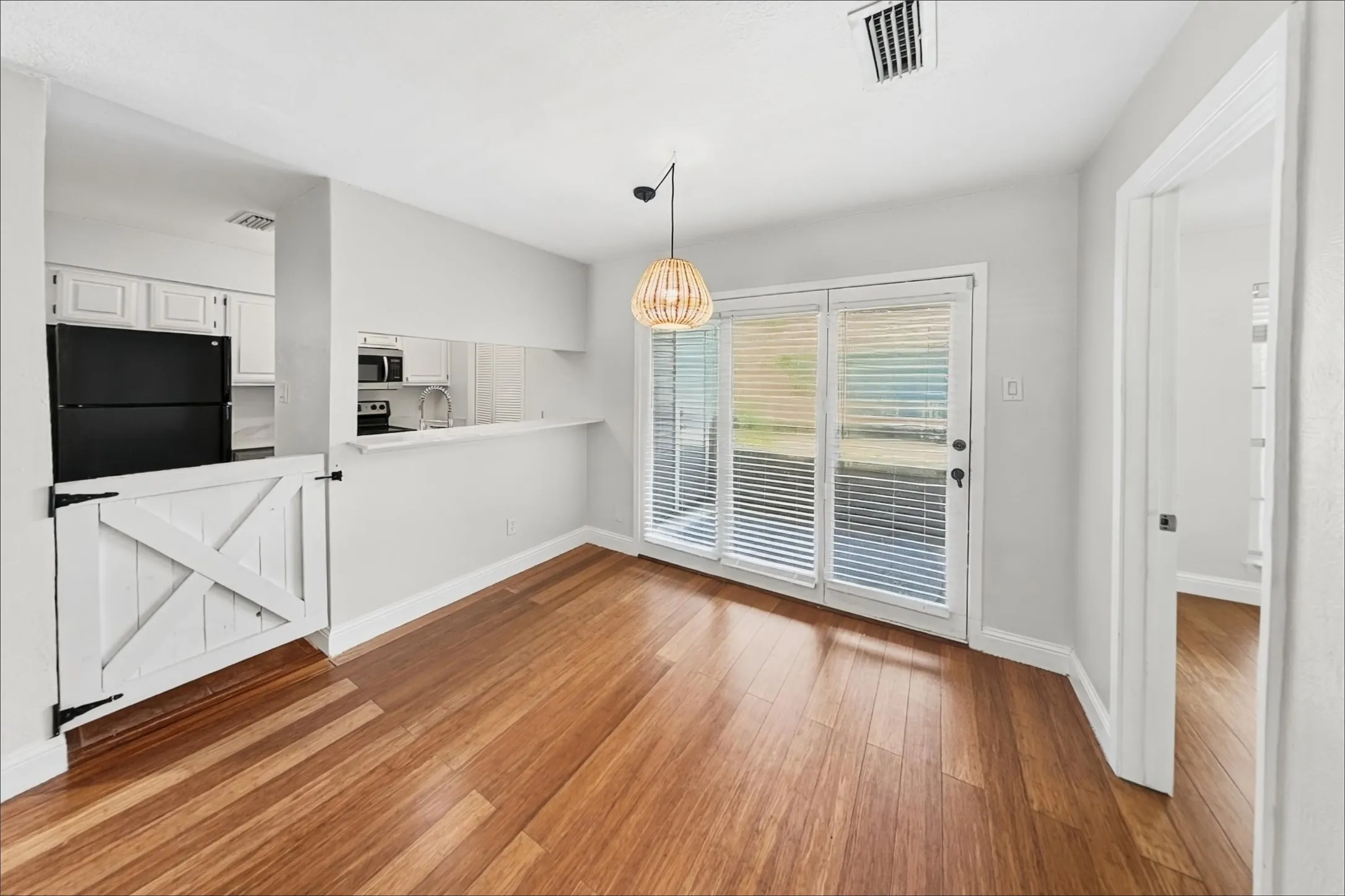 Condominium For Rent in Tarrant County , 1108 Quail Valley Lane 221, Arlington, Texas 76011, 2 Bedroom, 1 Bathroom, Garage spaces, 860 Sqft, built in 1983, mls#21368044, Real Estate Agent in Arlington, Homes For Rent in Tarrant county, Homes For Rent in Arlington, Realtor in Arlington Texas, Real Estate Brokerage Independent Realty Texas, Luminita Cordes Realtor