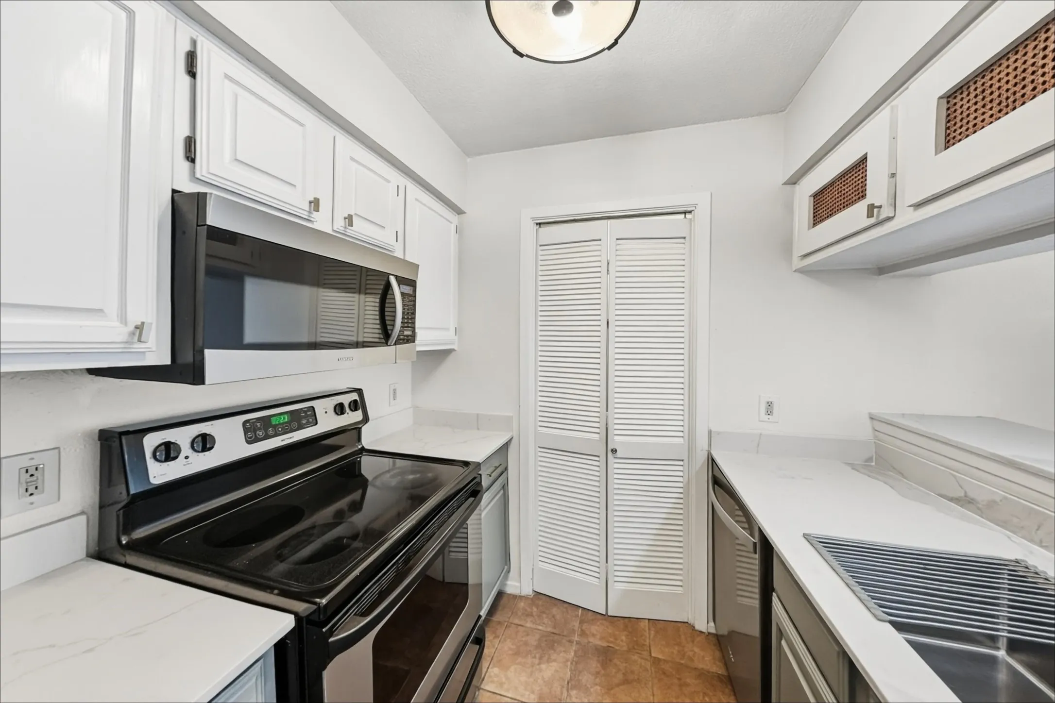Condominium For Rent in Tarrant County , 1108 Quail Valley Lane 221, Arlington, Texas 76011, 2 Bedroom, 1 Bathroom, Garage spaces, 860 Sqft, built in 1983, mls#21368044, Real Estate Agent in Arlington, Homes For Rent in Tarrant county, Homes For Rent in Arlington, Realtor in Arlington Texas, Real Estate Brokerage Independent Realty Texas, Luminita Cordes Realtor