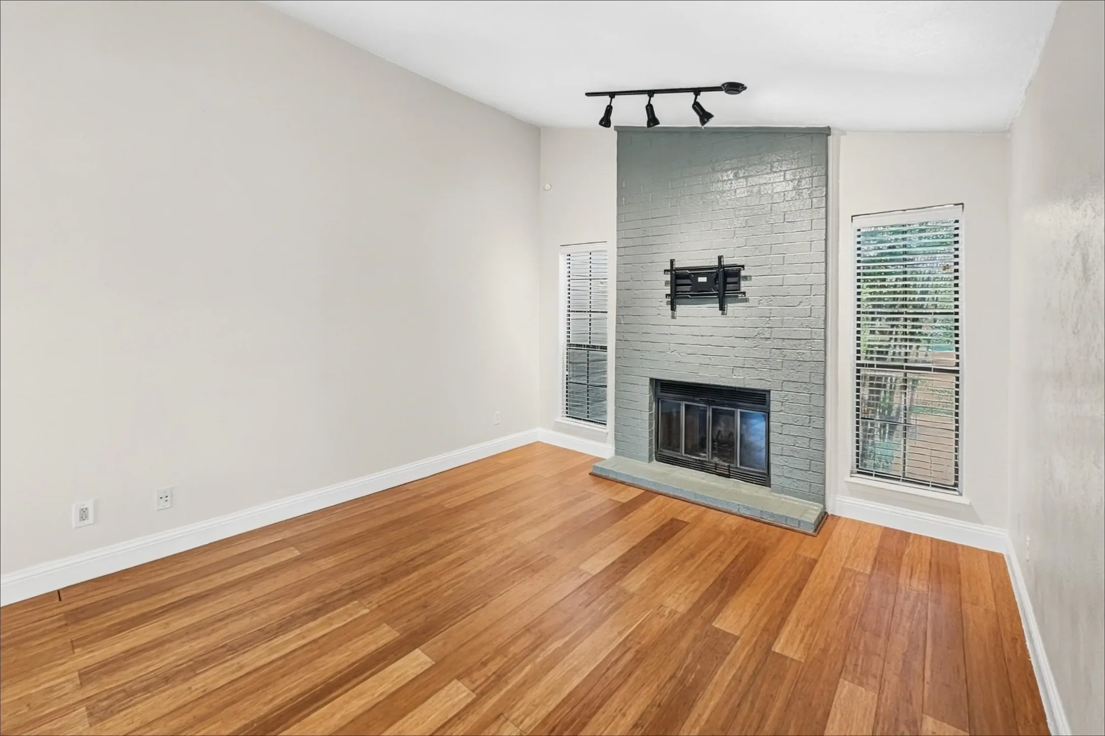 Condominium For Rent in Tarrant County , 1108 Quail Valley Lane 221, Arlington, Texas 76011, 2 Bedroom, 1 Bathroom, Garage spaces, 860 Sqft, built in 1983, mls#21368044, Real Estate Agent in Arlington, Homes For Rent in Tarrant county, Homes For Rent in Arlington, Realtor in Arlington Texas, Real Estate Brokerage Independent Realty Texas, Luminita Cordes Realtor
