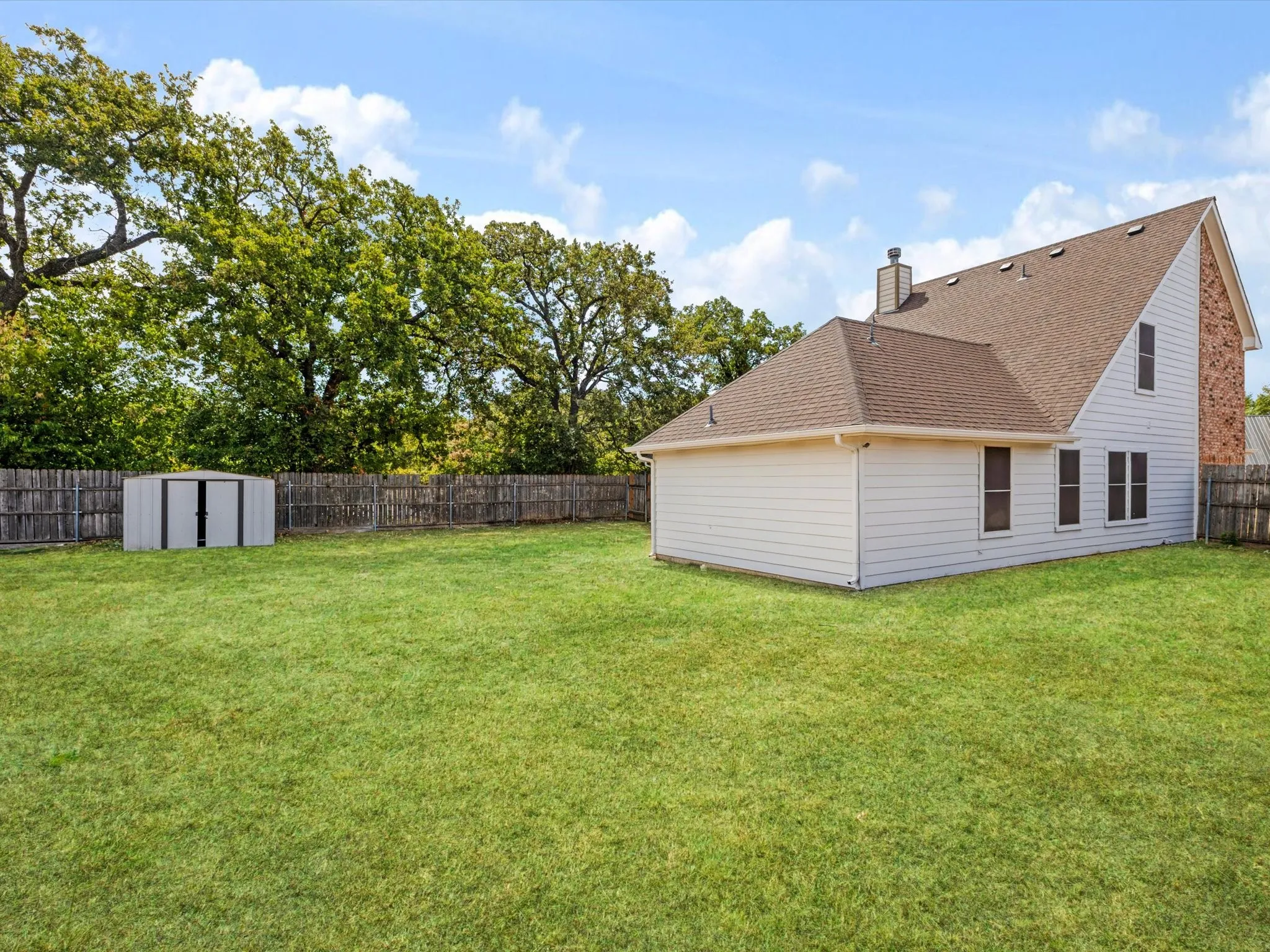 Single Family Residence For Sale in Tarrant County , 6437 Henco Drive, Fort Worth, Texas 76119, 3 Bedroom, 3 Bathroom, 2 Garage spaces, 1,697 Sqft, built in 2002, mls#21367719, Real Estate Agent in Fort Worth, Homes For Sale in Tarrant county, Homes For Sale in Fort Worth, Realtor in Fort Worth Texas, Real Estate Brokerage Independent Realty Texas, Luminita Cordes Realtor