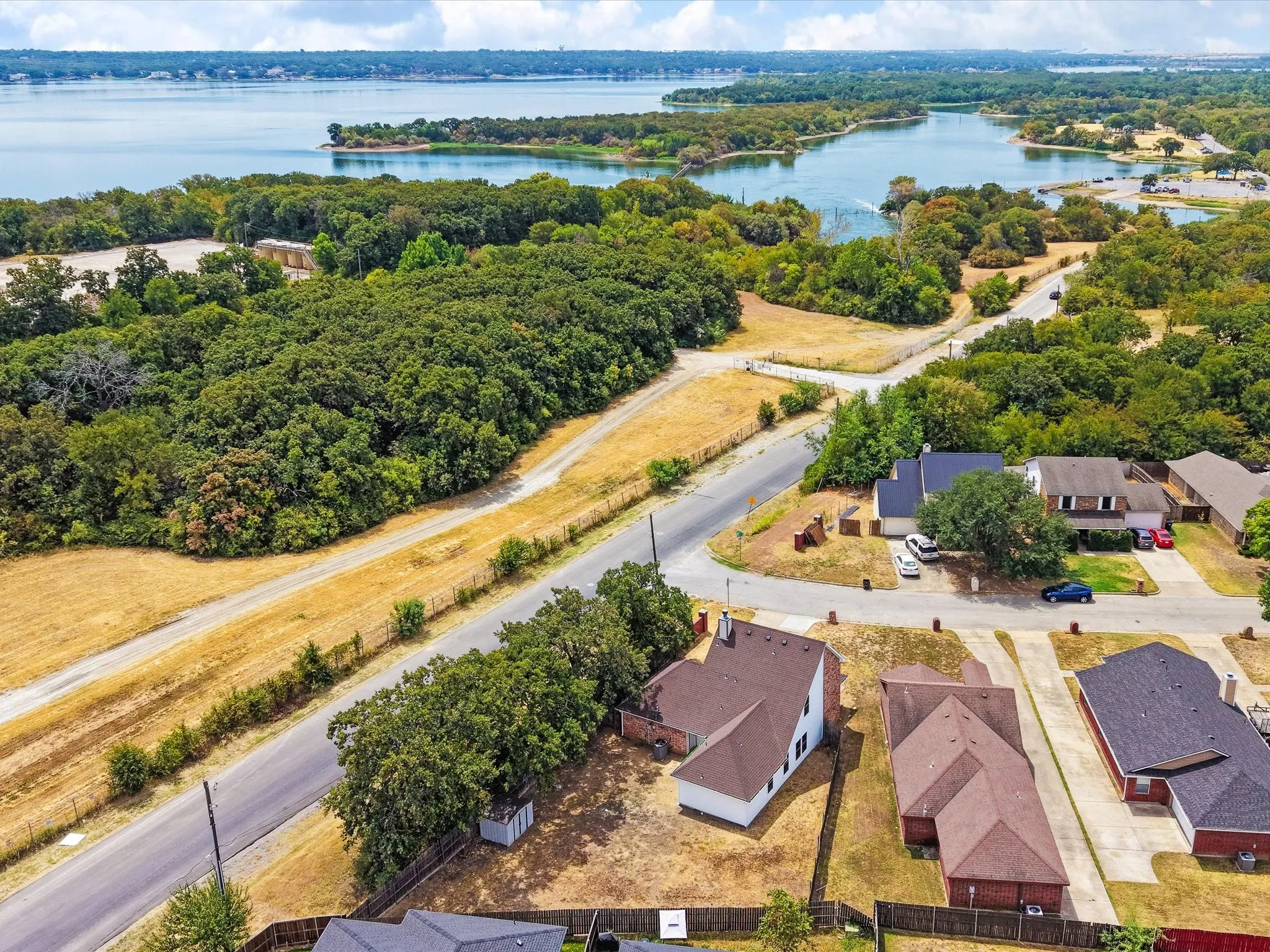 Lakefront proximity with extensive surrounding trees and established residential​​‌​​​​‌​​‌‌​‌‌​​​‌‌​‌​‌​‌​​​‌​​ area