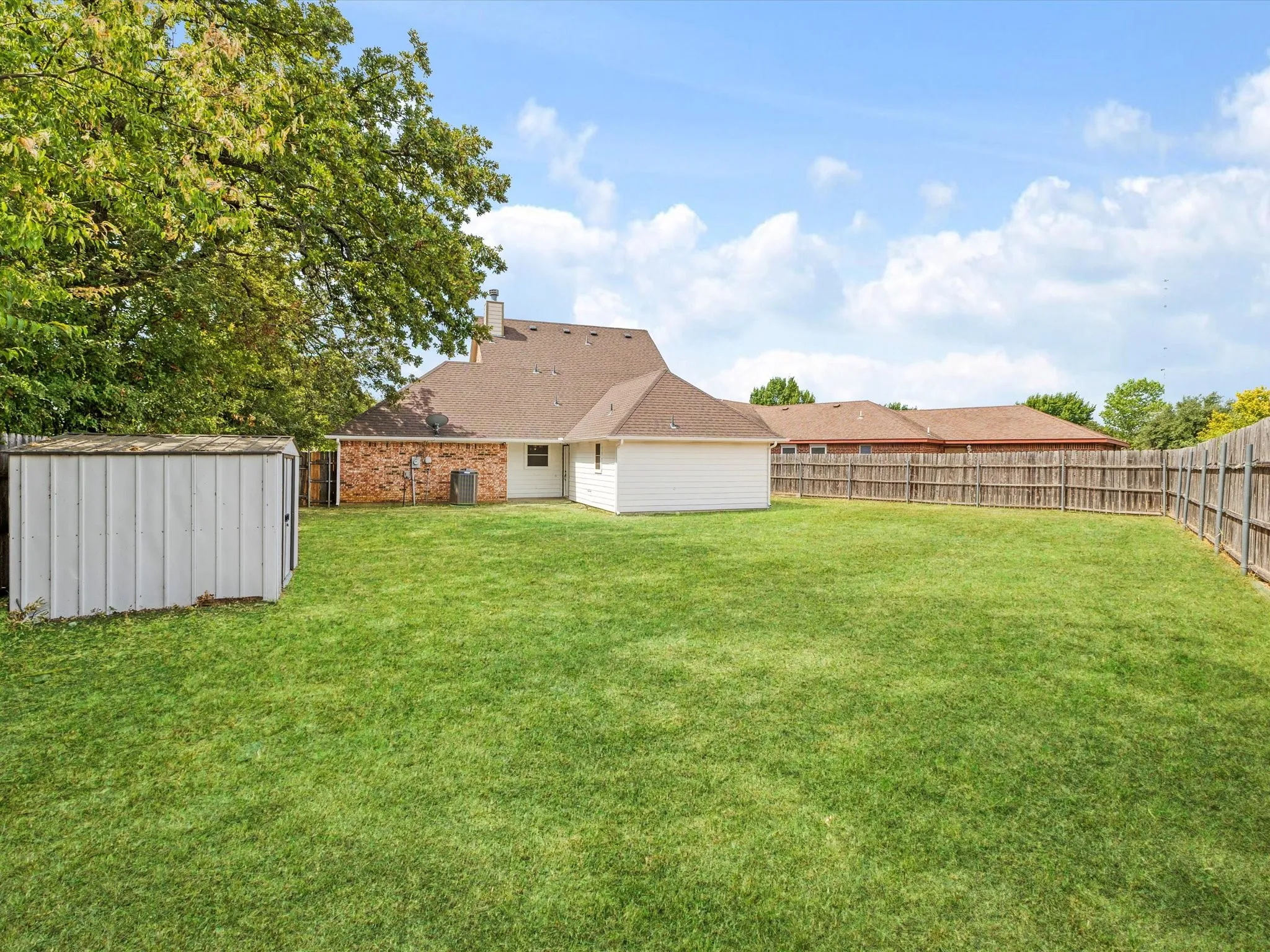 Single Family Residence For Sale in Tarrant County , 6437 Henco Drive, Fort Worth, Texas 76119, 3 Bedroom, 3 Bathroom, 2 Garage spaces, 1,697 Sqft, built in 2002, mls#21367719, Real Estate Agent in Fort Worth, Homes For Sale in Tarrant county, Homes For Sale in Fort Worth, Realtor in Fort Worth Texas, Real Estate Brokerage Independent Realty Texas, Luminita Cordes Realtor