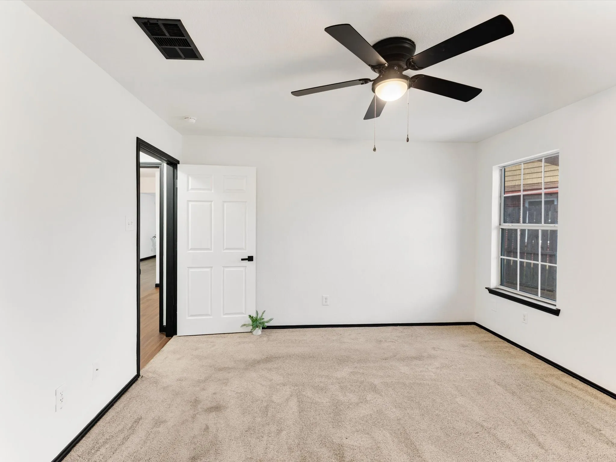 Single Family Residence For Sale in Tarrant County , 6437 Henco Drive, Fort Worth, Texas 76119, 3 Bedroom, 3 Bathroom, 2 Garage spaces, 1,697 Sqft, built in 2002, mls#21367719, Real Estate Agent in Fort Worth, Homes For Sale in Tarrant county, Homes For Sale in Fort Worth, Realtor in Fort Worth Texas, Real Estate Brokerage Independent Realty Texas, Luminita Cordes Realtor