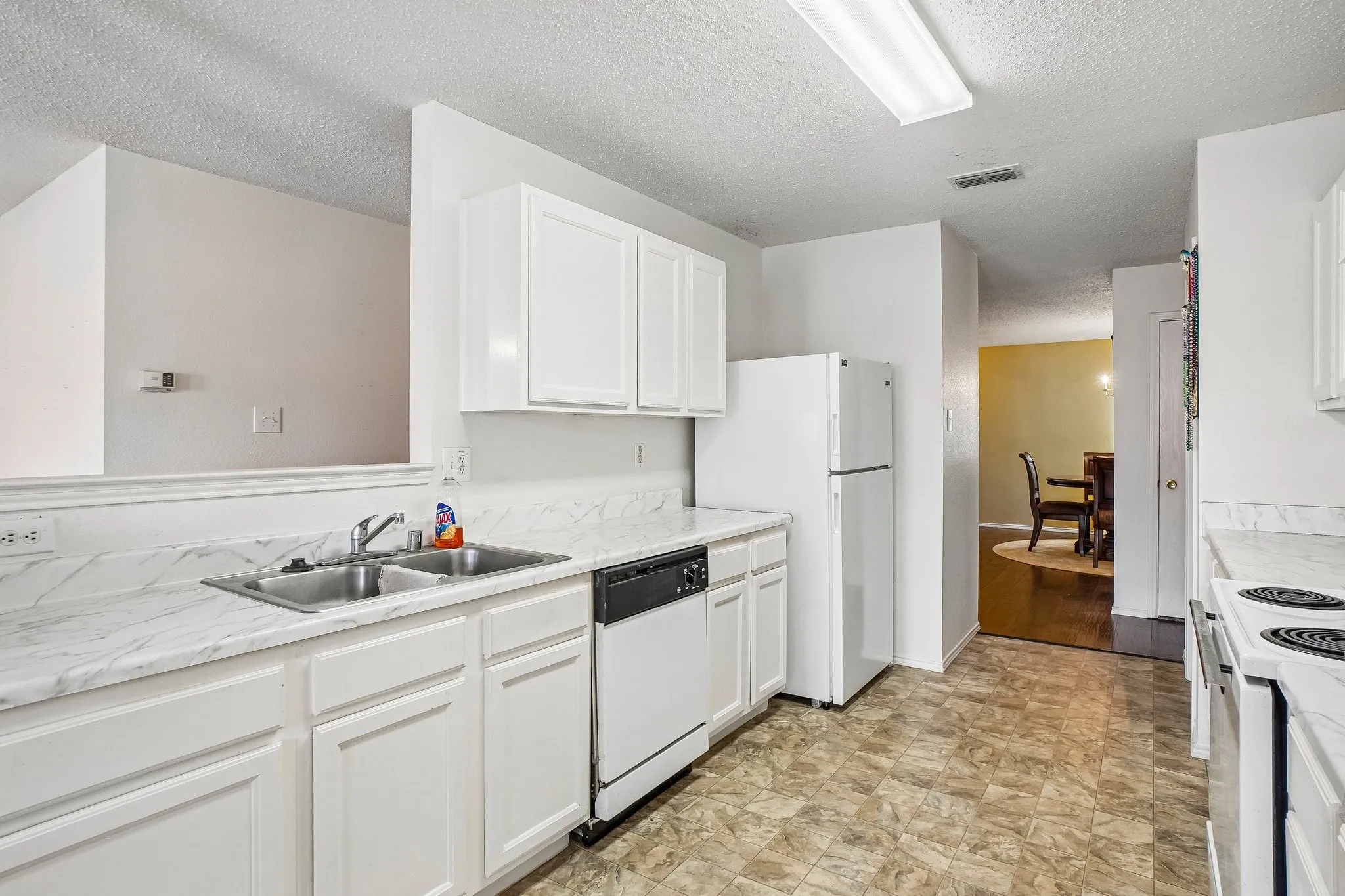 Single Family Residence For Sale in Dallas County , 659 Pondview Drive, Cedar Hill, Texas 75104, 3 Bedroom, 2 Bathroom, 2 Garage spaces, 1,960 Sqft, built in 2001, mls#21367848, Real Estate Agent in Cedar Hill, Homes For Sale in Dallas county, Homes For Sale in Cedar Hill, Realtor in Cedar Hill Texas, Real Estate Brokerage Independent Realty Texas, Luminita Cordes Realtor