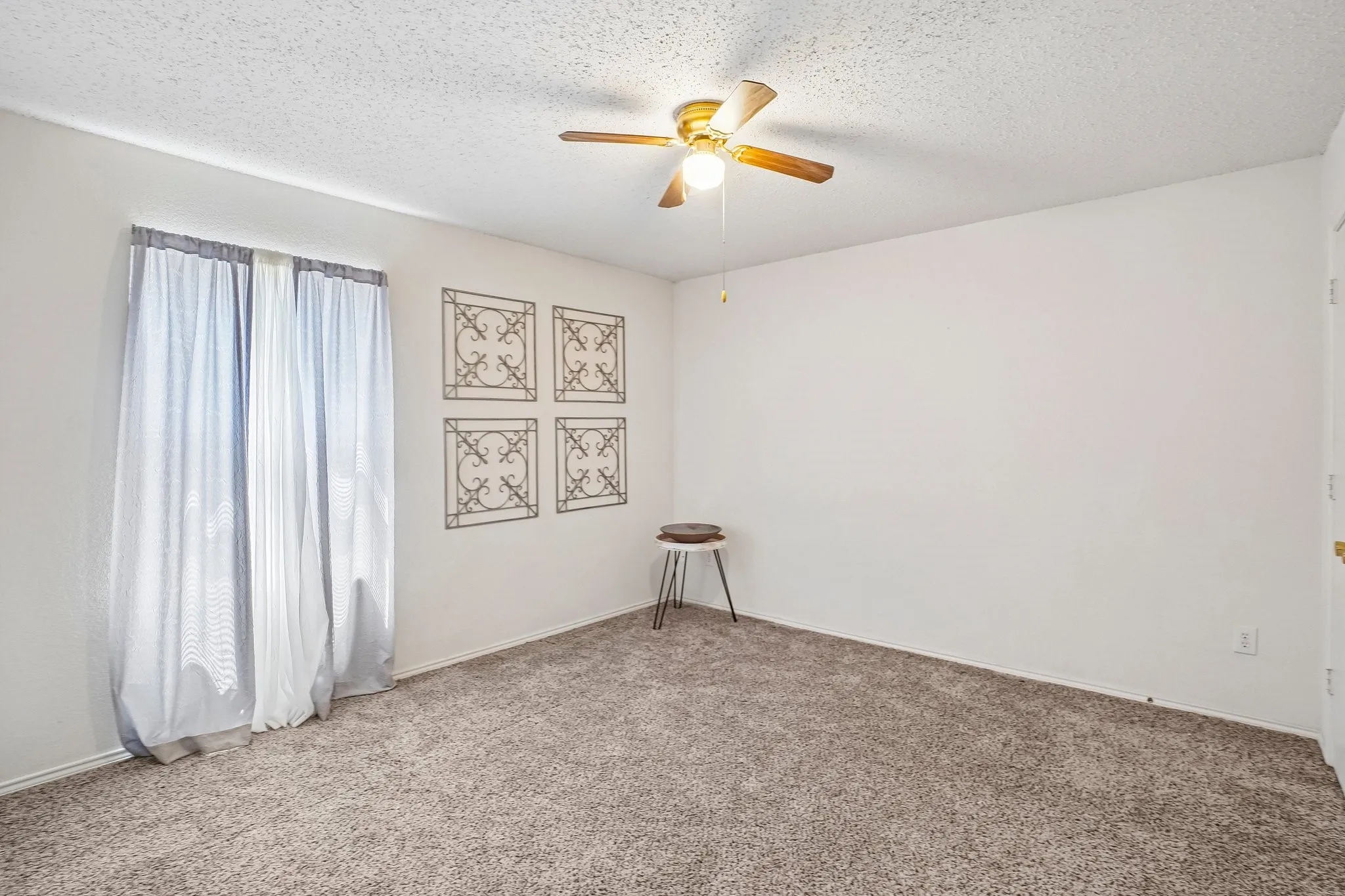 Single Family Residence For Sale in Dallas County , 659 Pondview Drive, Cedar Hill, Texas 75104, 3 Bedroom, 2 Bathroom, 2 Garage spaces, 1,960 Sqft, built in 2001, mls#21367848, Real Estate Agent in Cedar Hill, Homes For Sale in Dallas county, Homes For Sale in Cedar Hill, Realtor in Cedar Hill Texas, Real Estate Brokerage Independent Realty Texas, Luminita Cordes Realtor