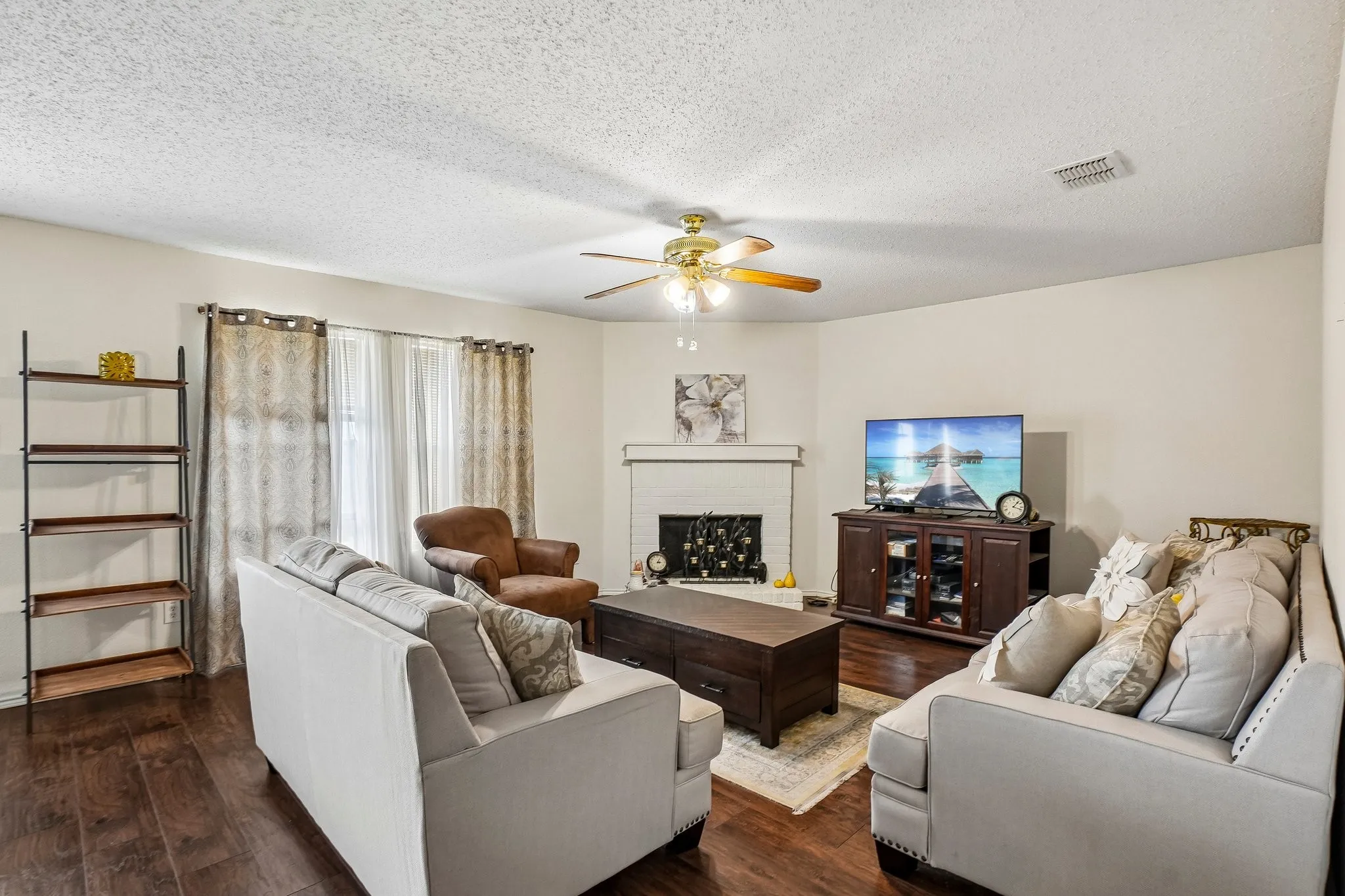 Single Family Residence For Sale in Dallas County , 659 Pondview Drive, Cedar Hill, Texas 75104, 3 Bedroom, 2 Bathroom, 2 Garage spaces, 1,960 Sqft, built in 2001, mls#21367848, Real Estate Agent in Cedar Hill, Homes For Sale in Dallas county, Homes For Sale in Cedar Hill, Realtor in Cedar Hill Texas, Real Estate Brokerage Independent Realty Texas, Luminita Cordes Realtor