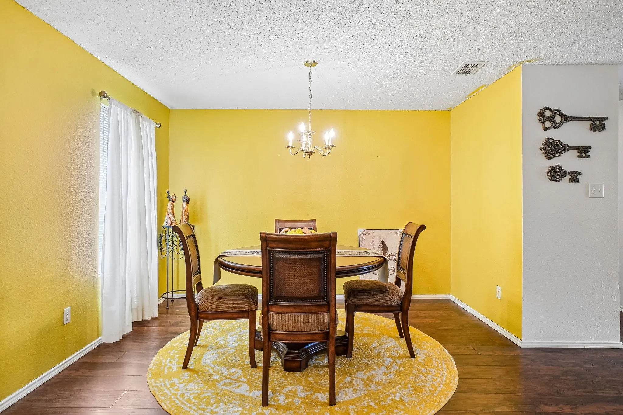 Single Family Residence For Sale in Dallas County , 659 Pondview Drive, Cedar Hill, Texas 75104, 3 Bedroom, 2 Bathroom, 2 Garage spaces, 1,960 Sqft, built in 2001, mls#21367848, Real Estate Agent in Cedar Hill, Homes For Sale in Dallas county, Homes For Sale in Cedar Hill, Realtor in Cedar Hill Texas, Real Estate Brokerage Independent Realty Texas, Luminita Cordes Realtor