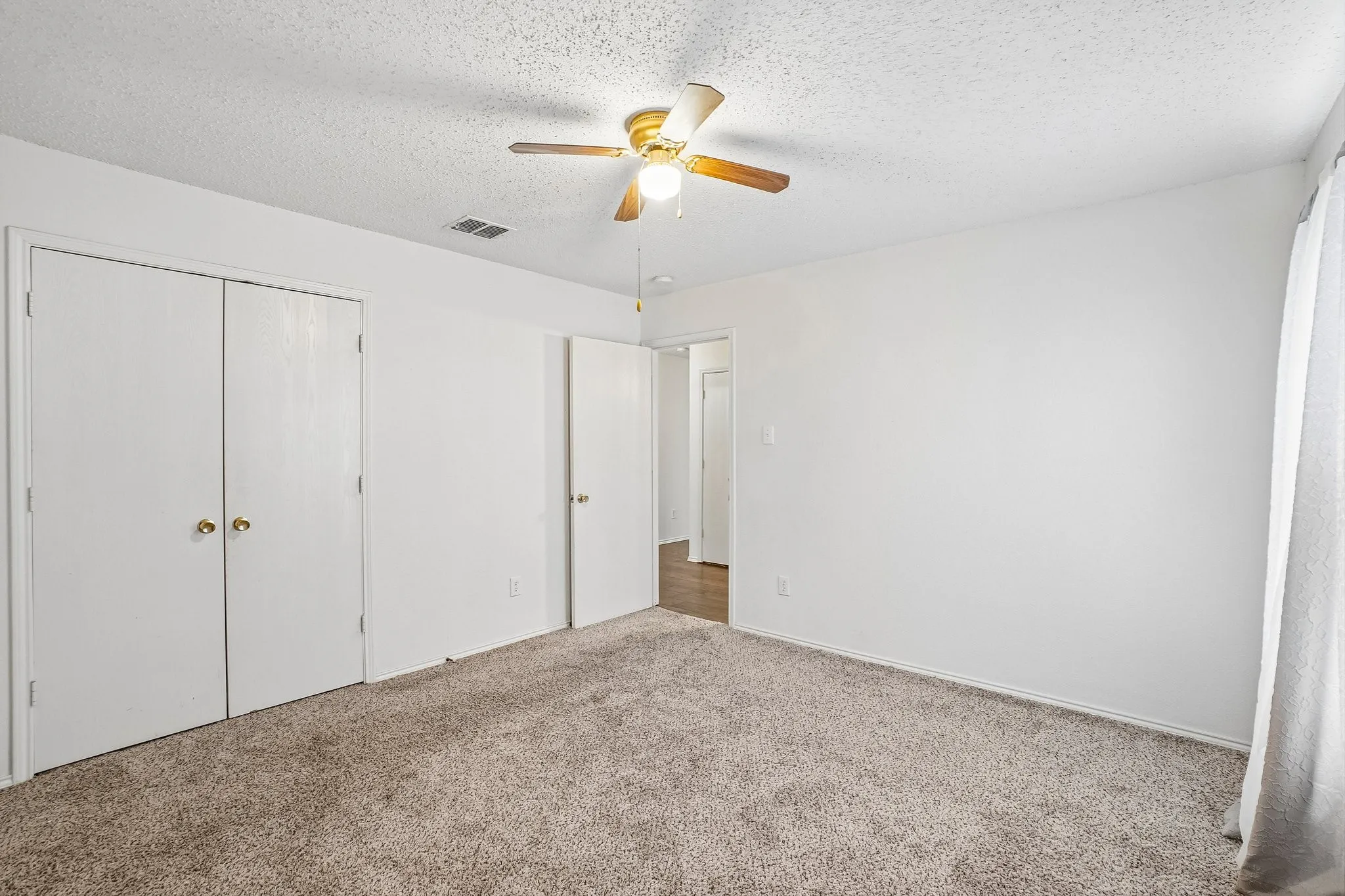 Single Family Residence For Sale in Dallas County , 659 Pondview Drive, Cedar Hill, Texas 75104, 3 Bedroom, 2 Bathroom, 2 Garage spaces, 1,960 Sqft, built in 2001, mls#21367848, Real Estate Agent in Cedar Hill, Homes For Sale in Dallas county, Homes For Sale in Cedar Hill, Realtor in Cedar Hill Texas, Real Estate Brokerage Independent Realty Texas, Luminita Cordes Realtor