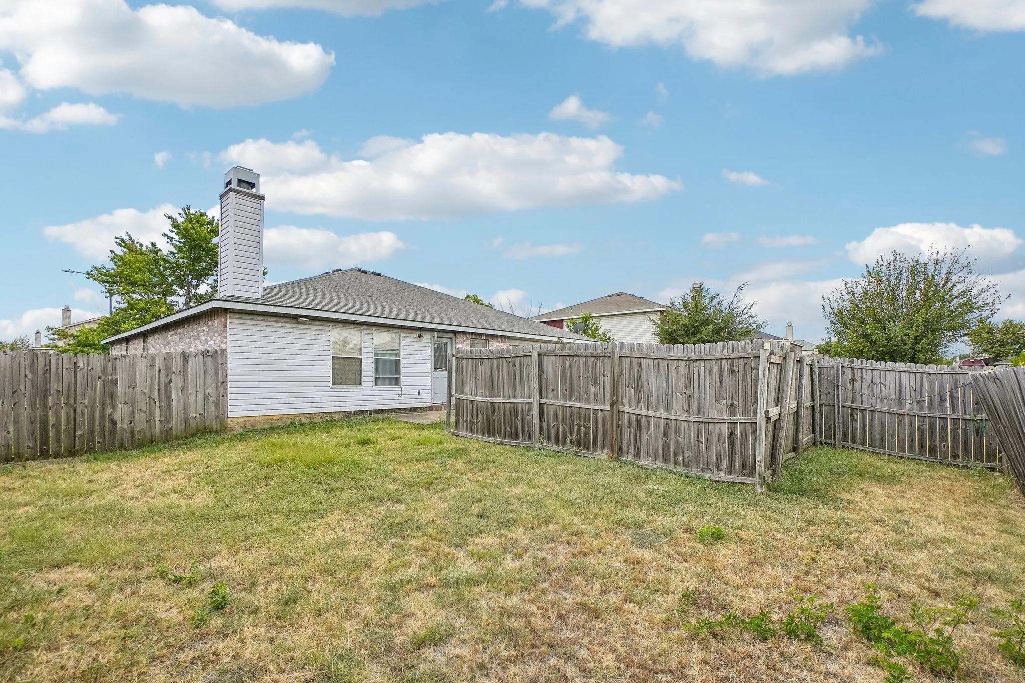 Single Family Residence For Sale in Dallas County , 659 Pondview Drive, Cedar Hill, Texas 75104, 3 Bedroom, 2 Bathroom, 2 Garage spaces, 1,960 Sqft, built in 2001, mls#21367848, Real Estate Agent in Cedar Hill, Homes For Sale in Dallas county, Homes For Sale in Cedar Hill, Realtor in Cedar Hill Texas, Real Estate Brokerage Independent Realty Texas, Luminita Cordes Realtor