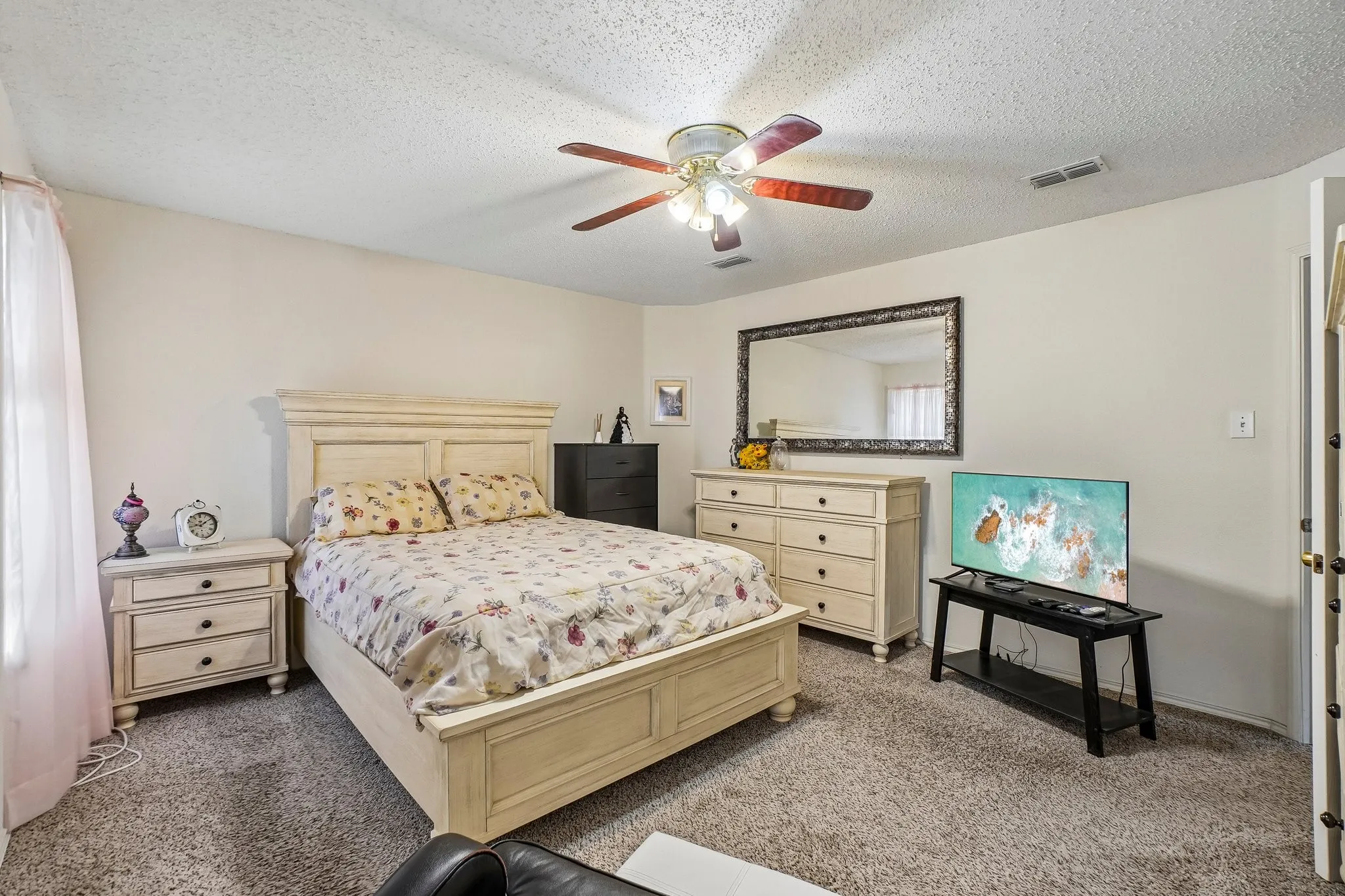 Single Family Residence For Sale in Dallas County , 659 Pondview Drive, Cedar Hill, Texas 75104, 3 Bedroom, 2 Bathroom, 2 Garage spaces, 1,960 Sqft, built in 2001, mls#21367848, Real Estate Agent in Cedar Hill, Homes For Sale in Dallas county, Homes For Sale in Cedar Hill, Realtor in Cedar Hill Texas, Real Estate Brokerage Independent Realty Texas, Luminita Cordes Realtor