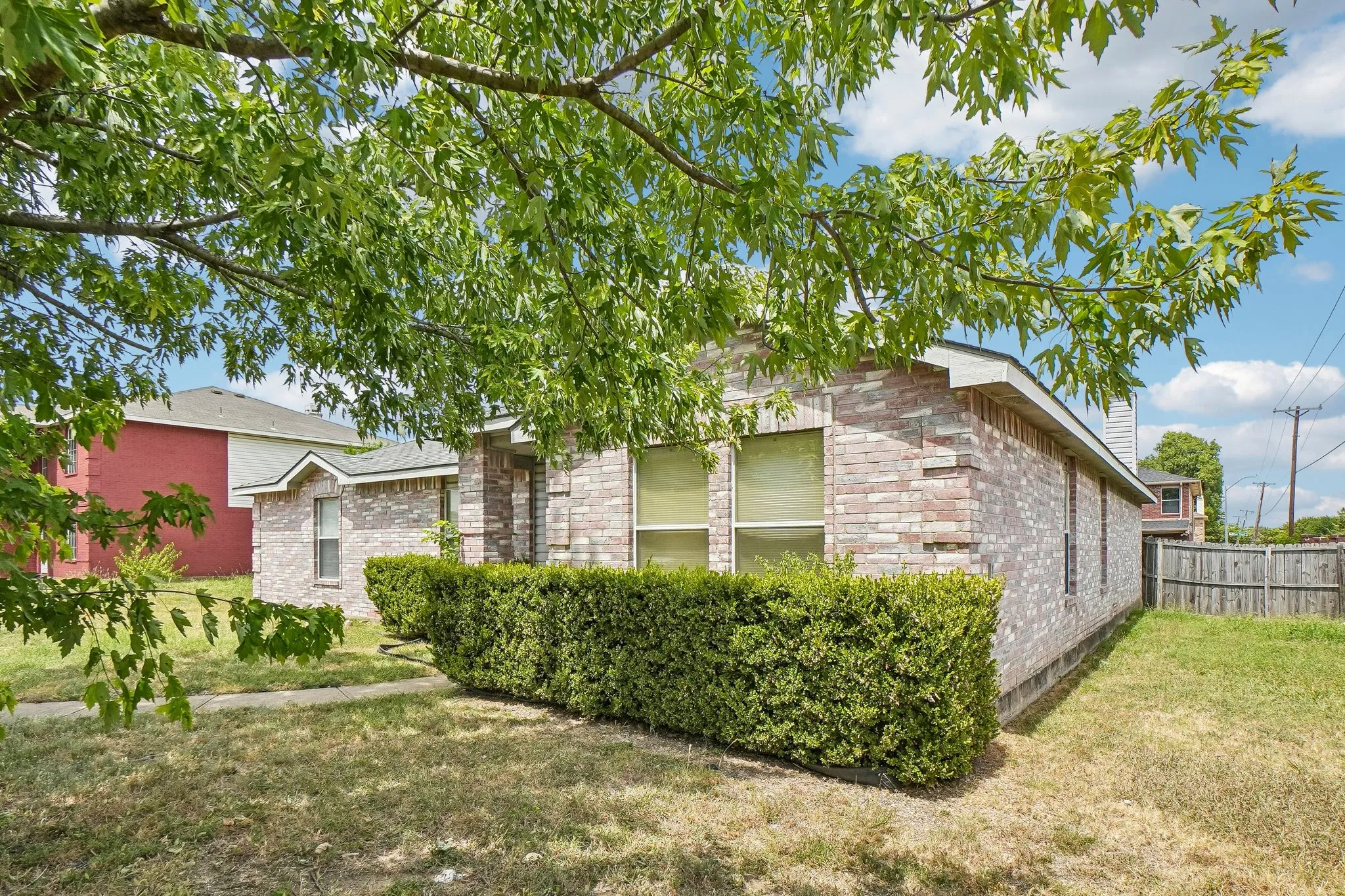 Single Family Residence For Sale in Dallas County , 659 Pondview Drive, Cedar Hill, Texas 75104, 3 Bedroom, 2 Bathroom, 2 Garage spaces, 1,960 Sqft, built in 2001, mls#21367848, Real Estate Agent in Cedar Hill, Homes For Sale in Dallas county, Homes For Sale in Cedar Hill, Realtor in Cedar Hill Texas, Real Estate Brokerage Independent Realty Texas, Luminita Cordes Realtor