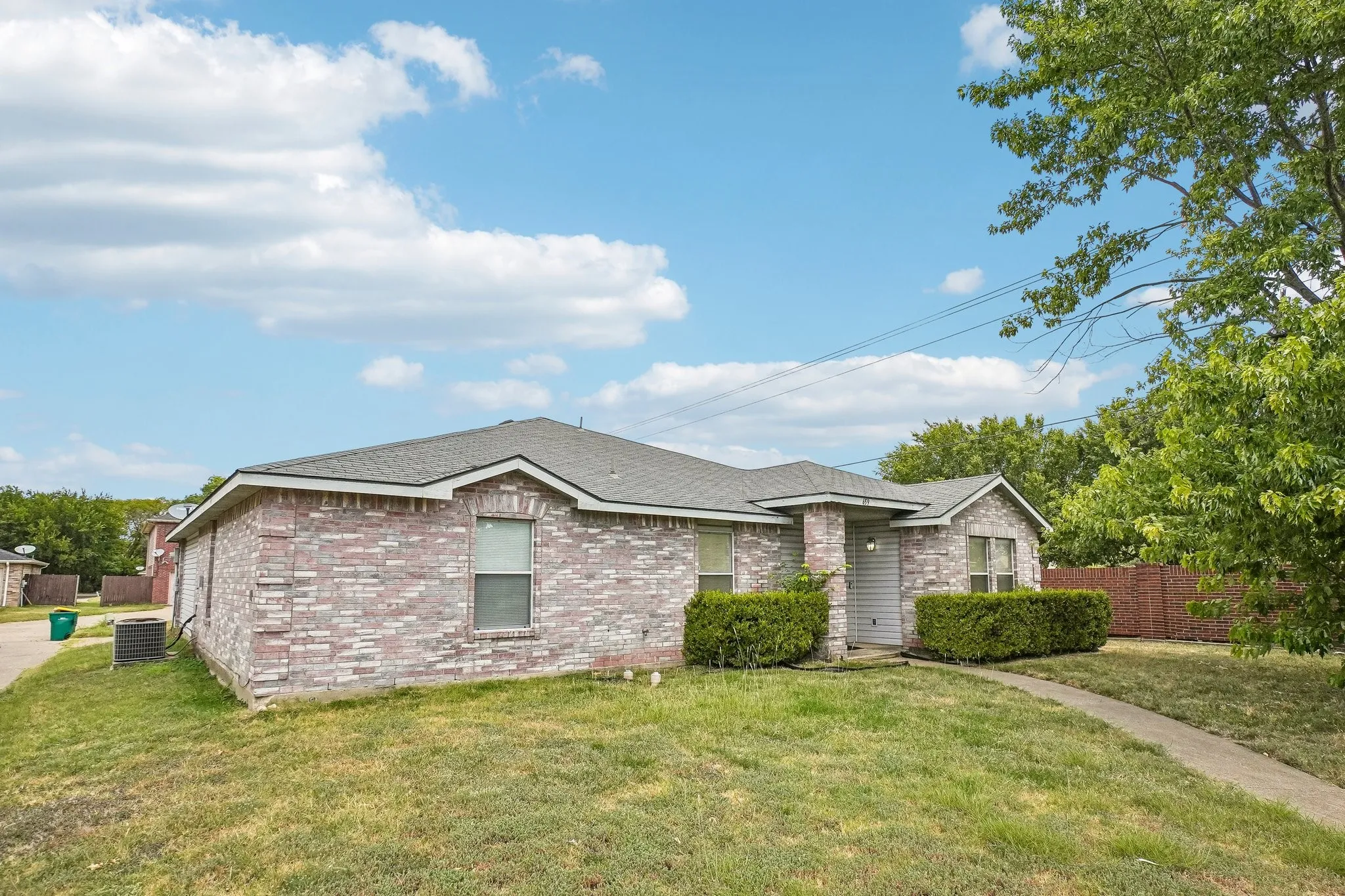 Single Family Residence For Sale in Dallas County , 659 Pondview Drive, Cedar Hill, Texas 75104, 3 Bedroom, 2 Bathroom, 2 Garage spaces, 1,960 Sqft, built in 2001, mls#21367848, Real Estate Agent in Cedar Hill, Homes For Sale in Dallas county, Homes For Sale in Cedar Hill, Realtor in Cedar Hill Texas, Real Estate Brokerage Independent Realty Texas, Luminita Cordes Realtor