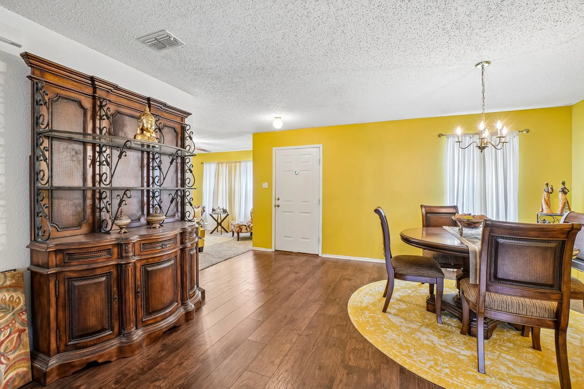 Single Family Residence For Sale in Dallas County , 659 Pondview Drive, Cedar Hill, Texas 75104, 3 Bedroom, 2 Bathroom, 2 Garage spaces, 1,960 Sqft, built in 2001, mls#21367848, Real Estate Agent in Cedar Hill, Homes For Sale in Dallas county, Homes For Sale in Cedar Hill, Realtor in Cedar Hill Texas, Real Estate Brokerage Independent Realty Texas, Luminita Cordes Realtor