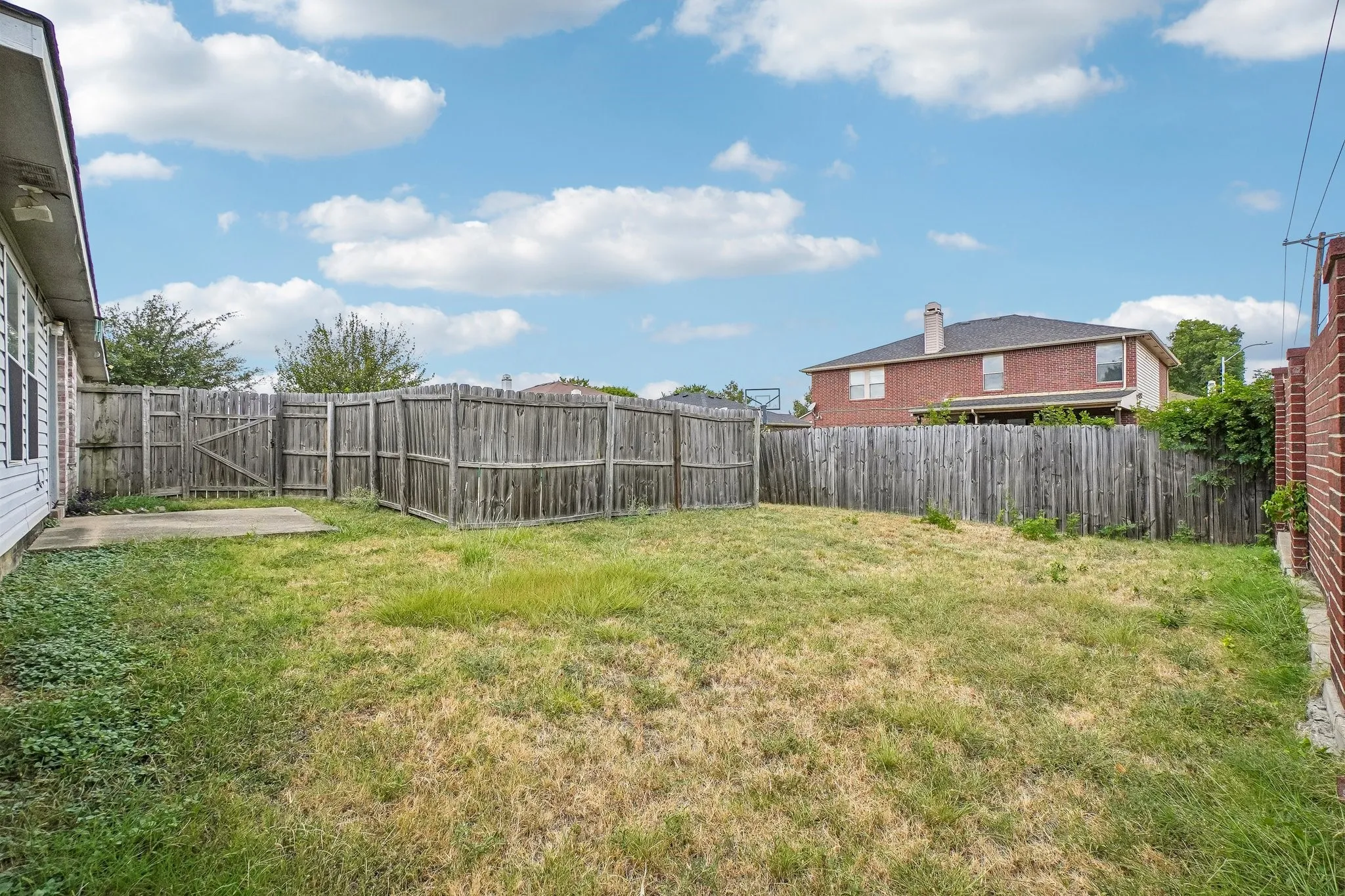 Single Family Residence For Sale in Dallas County , 659 Pondview Drive, Cedar Hill, Texas 75104, 3 Bedroom, 2 Bathroom, 2 Garage spaces, 1,960 Sqft, built in 2001, mls#21367848, Real Estate Agent in Cedar Hill, Homes For Sale in Dallas county, Homes For Sale in Cedar Hill, Realtor in Cedar Hill Texas, Real Estate Brokerage Independent Realty Texas, Luminita Cordes Realtor