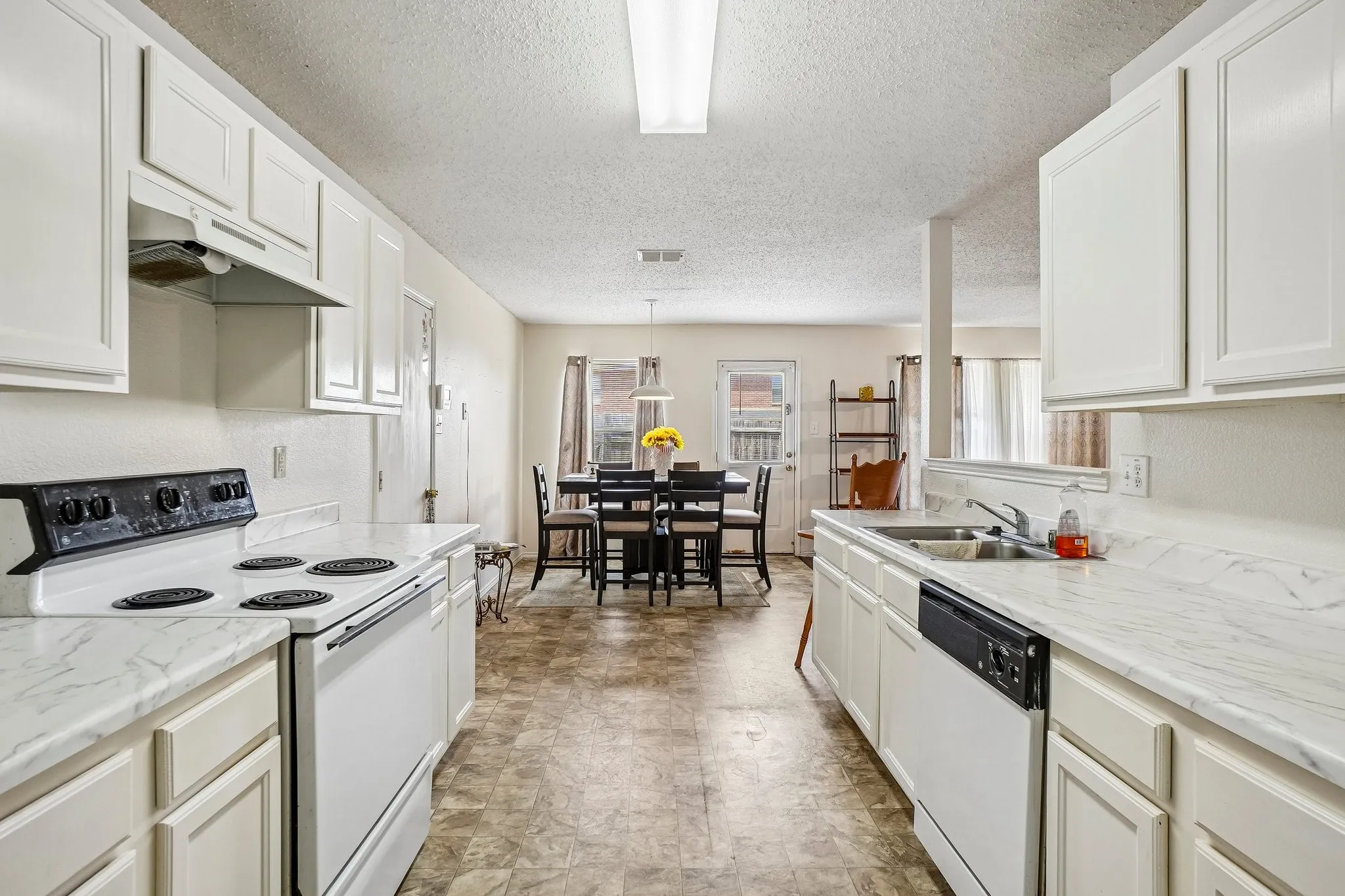 Single Family Residence For Sale in Dallas County , 659 Pondview Drive, Cedar Hill, Texas 75104, 3 Bedroom, 2 Bathroom, 2 Garage spaces, 1,960 Sqft, built in 2001, mls#21367848, Real Estate Agent in Cedar Hill, Homes For Sale in Dallas county, Homes For Sale in Cedar Hill, Realtor in Cedar Hill Texas, Real Estate Brokerage Independent Realty Texas, Luminita Cordes Realtor