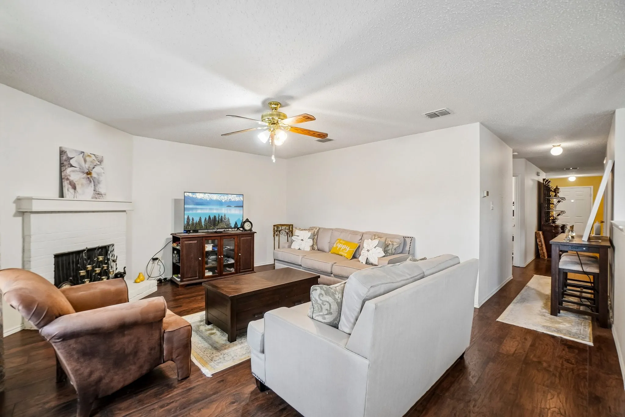 Single Family Residence For Sale in Dallas County , 659 Pondview Drive, Cedar Hill, Texas 75104, 3 Bedroom, 2 Bathroom, 2 Garage spaces, 1,960 Sqft, built in 2001, mls#21367848, Real Estate Agent in Cedar Hill, Homes For Sale in Dallas county, Homes For Sale in Cedar Hill, Realtor in Cedar Hill Texas, Real Estate Brokerage Independent Realty Texas, Luminita Cordes Realtor