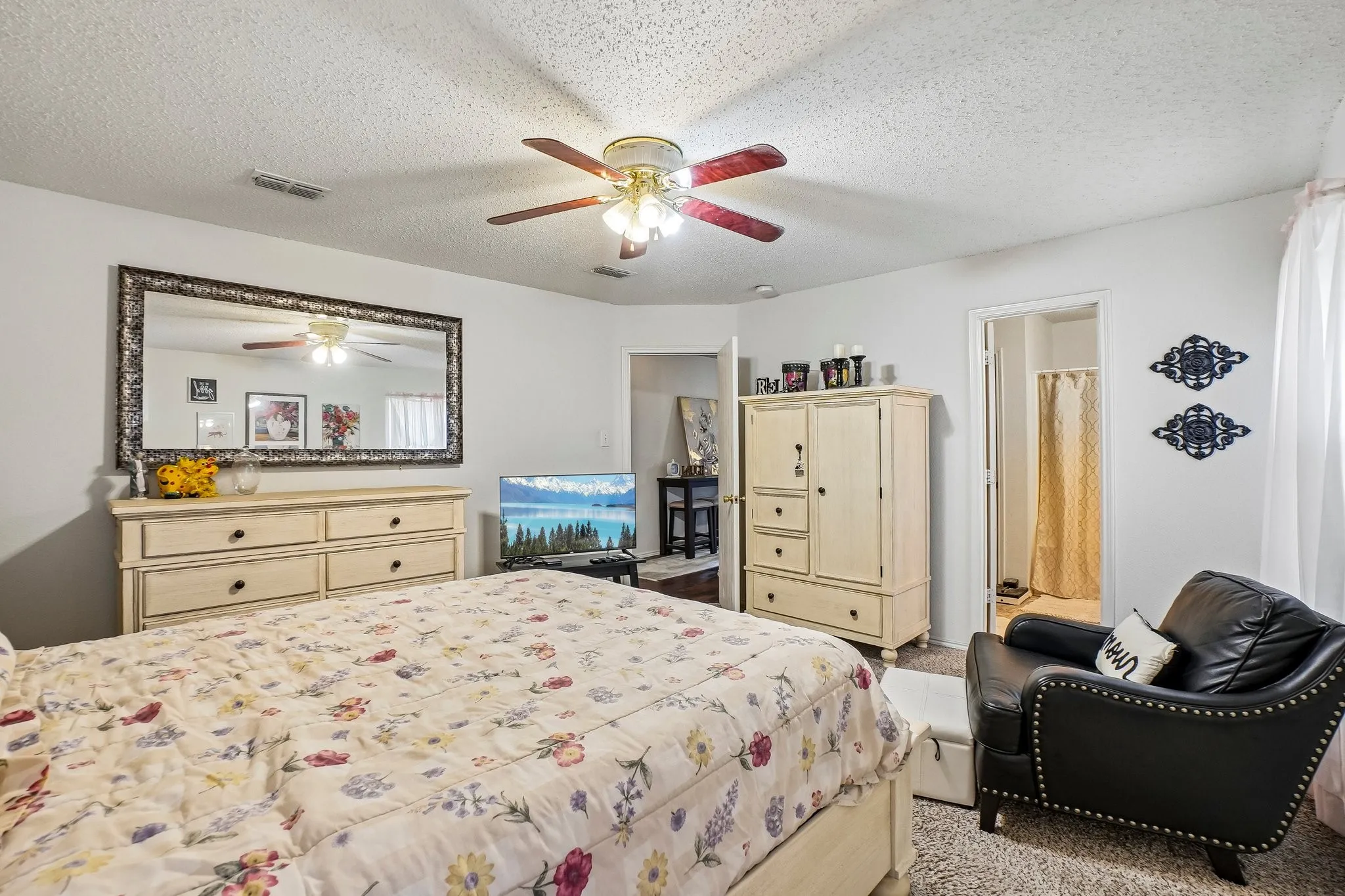 Single Family Residence For Sale in Dallas County , 659 Pondview Drive, Cedar Hill, Texas 75104, 3 Bedroom, 2 Bathroom, 2 Garage spaces, 1,960 Sqft, built in 2001, mls#21367848, Real Estate Agent in Cedar Hill, Homes For Sale in Dallas county, Homes For Sale in Cedar Hill, Realtor in Cedar Hill Texas, Real Estate Brokerage Independent Realty Texas, Luminita Cordes Realtor