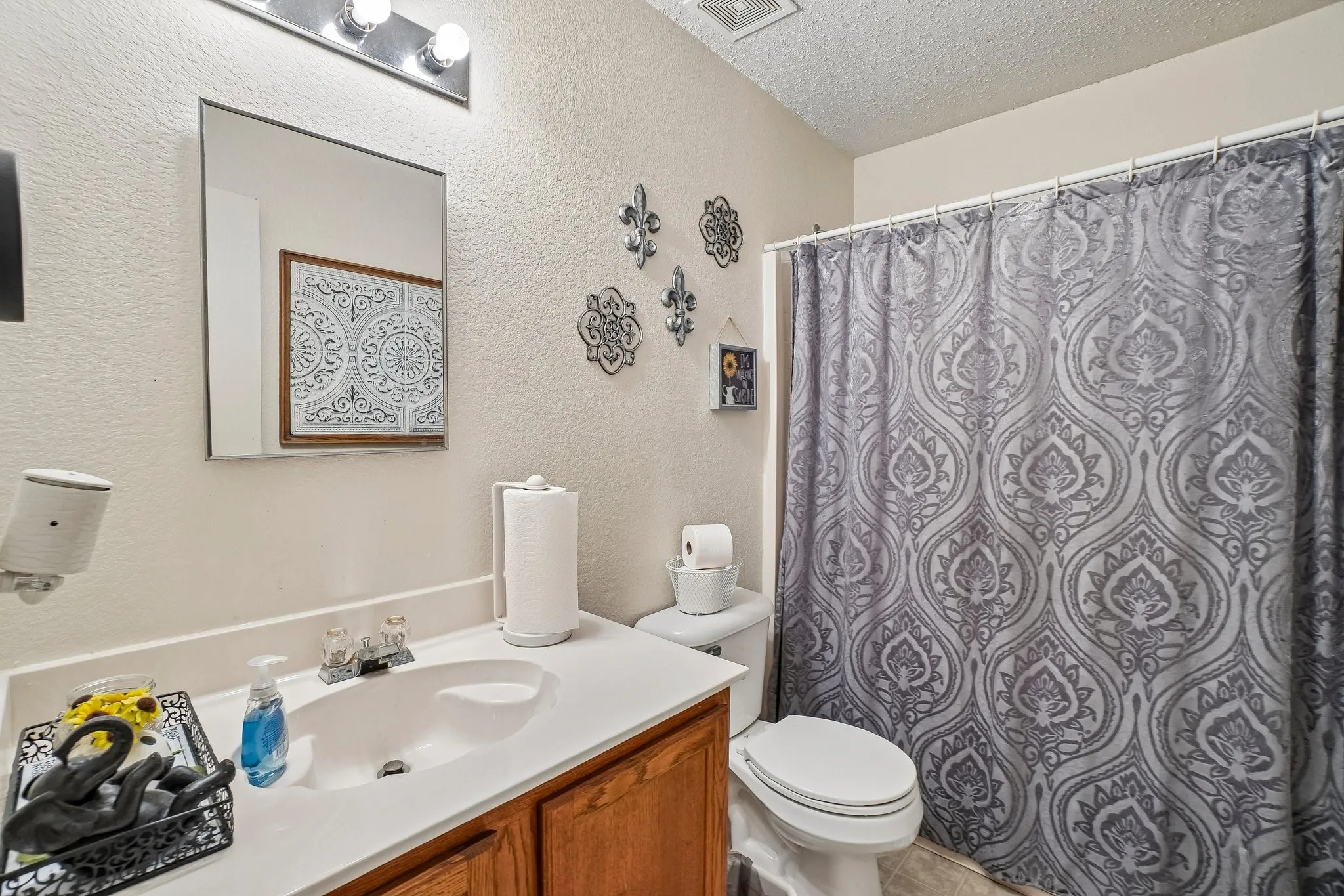 Single Family Residence For Sale in Dallas County , 659 Pondview Drive, Cedar Hill, Texas 75104, 3 Bedroom, 2 Bathroom, 2 Garage spaces, 1,960 Sqft, built in 2001, mls#21367848, Real Estate Agent in Cedar Hill, Homes For Sale in Dallas county, Homes For Sale in Cedar Hill, Realtor in Cedar Hill Texas, Real Estate Brokerage Independent Realty Texas, Luminita Cordes Realtor