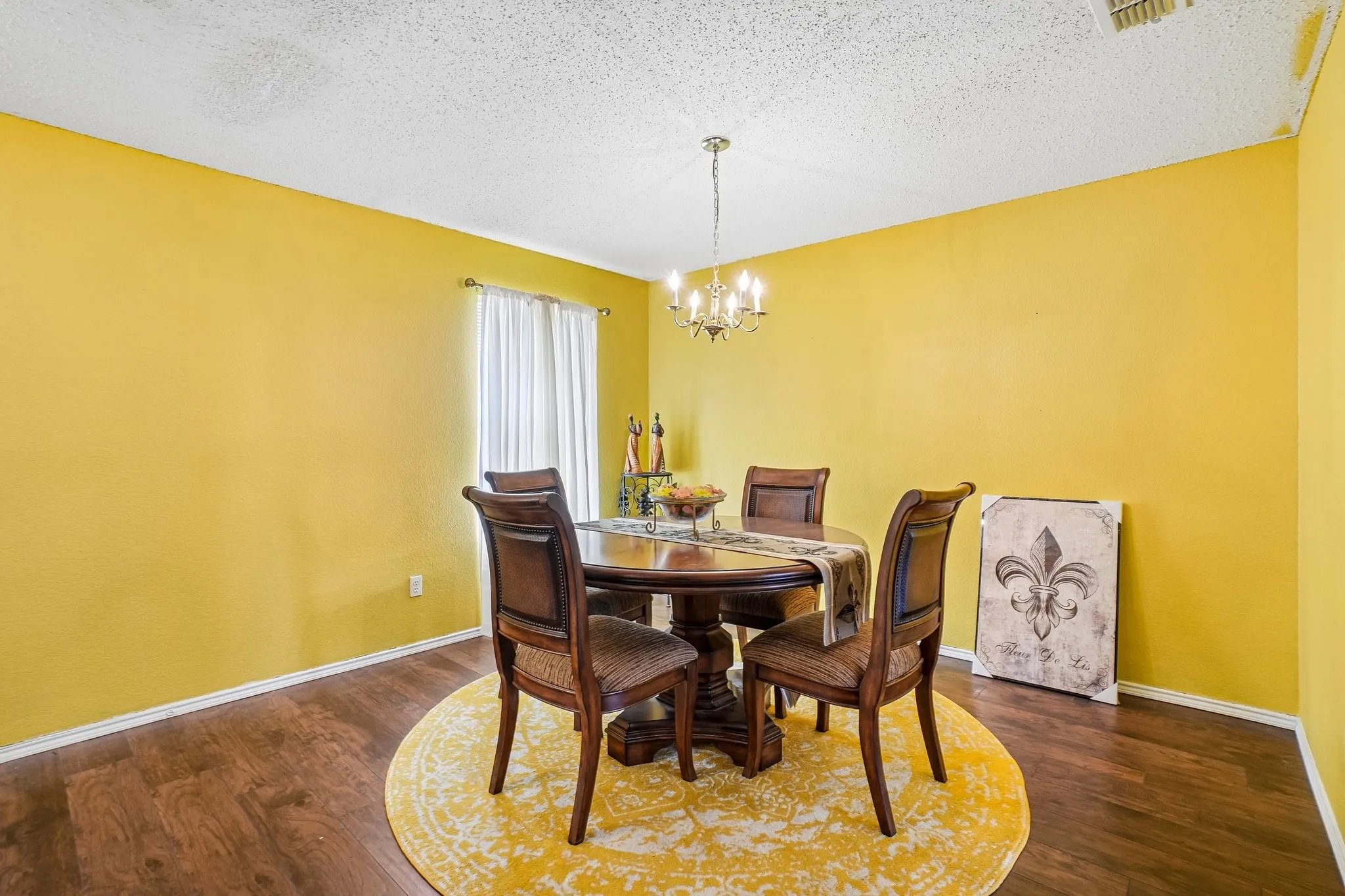 Single Family Residence For Sale in Dallas County , 659 Pondview Drive, Cedar Hill, Texas 75104, 3 Bedroom, 2 Bathroom, 2 Garage spaces, 1,960 Sqft, built in 2001, mls#21367848, Real Estate Agent in Cedar Hill, Homes For Sale in Dallas county, Homes For Sale in Cedar Hill, Realtor in Cedar Hill Texas, Real Estate Brokerage Independent Realty Texas, Luminita Cordes Realtor