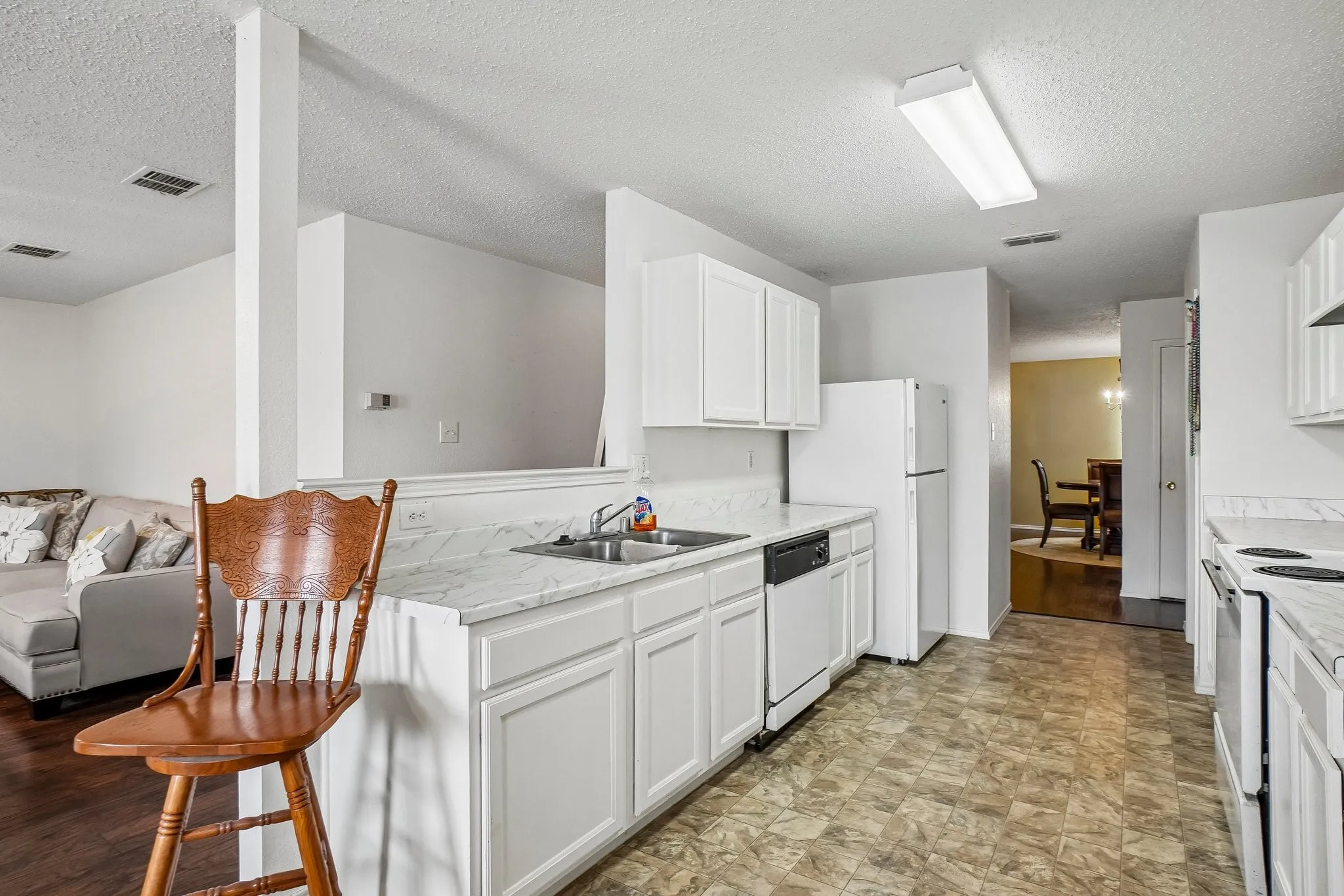 Single Family Residence For Sale in Dallas County , 659 Pondview Drive, Cedar Hill, Texas 75104, 3 Bedroom, 2 Bathroom, 2 Garage spaces, 1,960 Sqft, built in 2001, mls#21367848, Real Estate Agent in Cedar Hill, Homes For Sale in Dallas county, Homes For Sale in Cedar Hill, Realtor in Cedar Hill Texas, Real Estate Brokerage Independent Realty Texas, Luminita Cordes Realtor