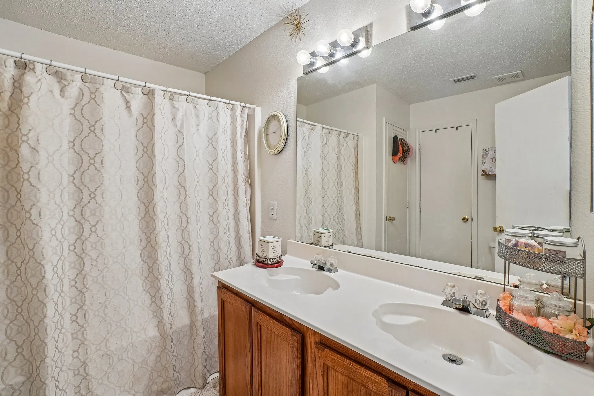 Single Family Residence For Sale in Dallas County , 659 Pondview Drive, Cedar Hill, Texas 75104, 3 Bedroom, 2 Bathroom, 2 Garage spaces, 1,960 Sqft, built in 2001, mls#21367848, Real Estate Agent in Cedar Hill, Homes For Sale in Dallas county, Homes For Sale in Cedar Hill, Realtor in Cedar Hill Texas, Real Estate Brokerage Independent Realty Texas, Luminita Cordes Realtor