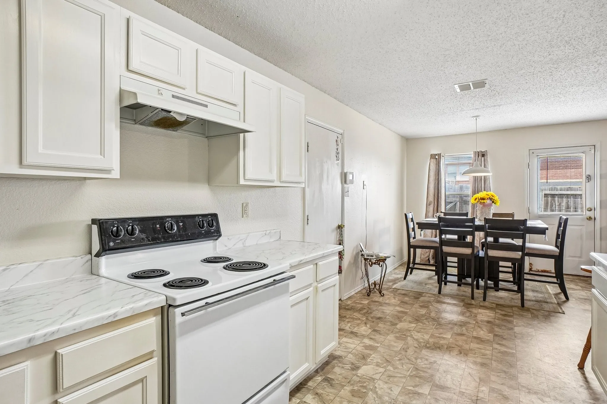 Single Family Residence For Sale in Dallas County , 659 Pondview Drive, Cedar Hill, Texas 75104, 3 Bedroom, 2 Bathroom, 2 Garage spaces, 1,960 Sqft, built in 2001, mls#21367848, Real Estate Agent in Cedar Hill, Homes For Sale in Dallas county, Homes For Sale in Cedar Hill, Realtor in Cedar Hill Texas, Real Estate Brokerage Independent Realty Texas, Luminita Cordes Realtor