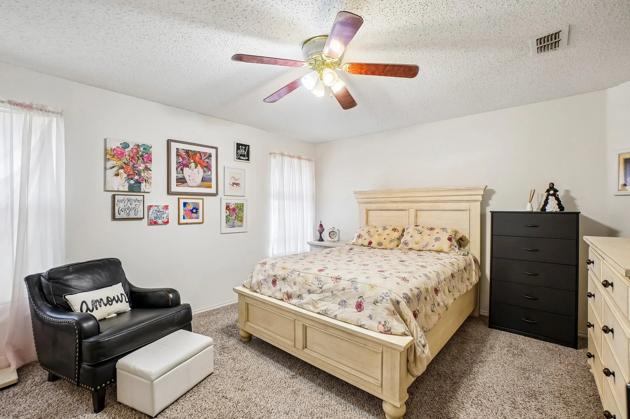 Single Family Residence For Sale in Dallas County , 659 Pondview Drive, Cedar Hill, Texas 75104, 3 Bedroom, 2 Bathroom, 2 Garage spaces, 1,960 Sqft, built in 2001, mls#21367848, Real Estate Agent in Cedar Hill, Homes For Sale in Dallas county, Homes For Sale in Cedar Hill, Realtor in Cedar Hill Texas, Real Estate Brokerage Independent Realty Texas, Luminita Cordes Realtor