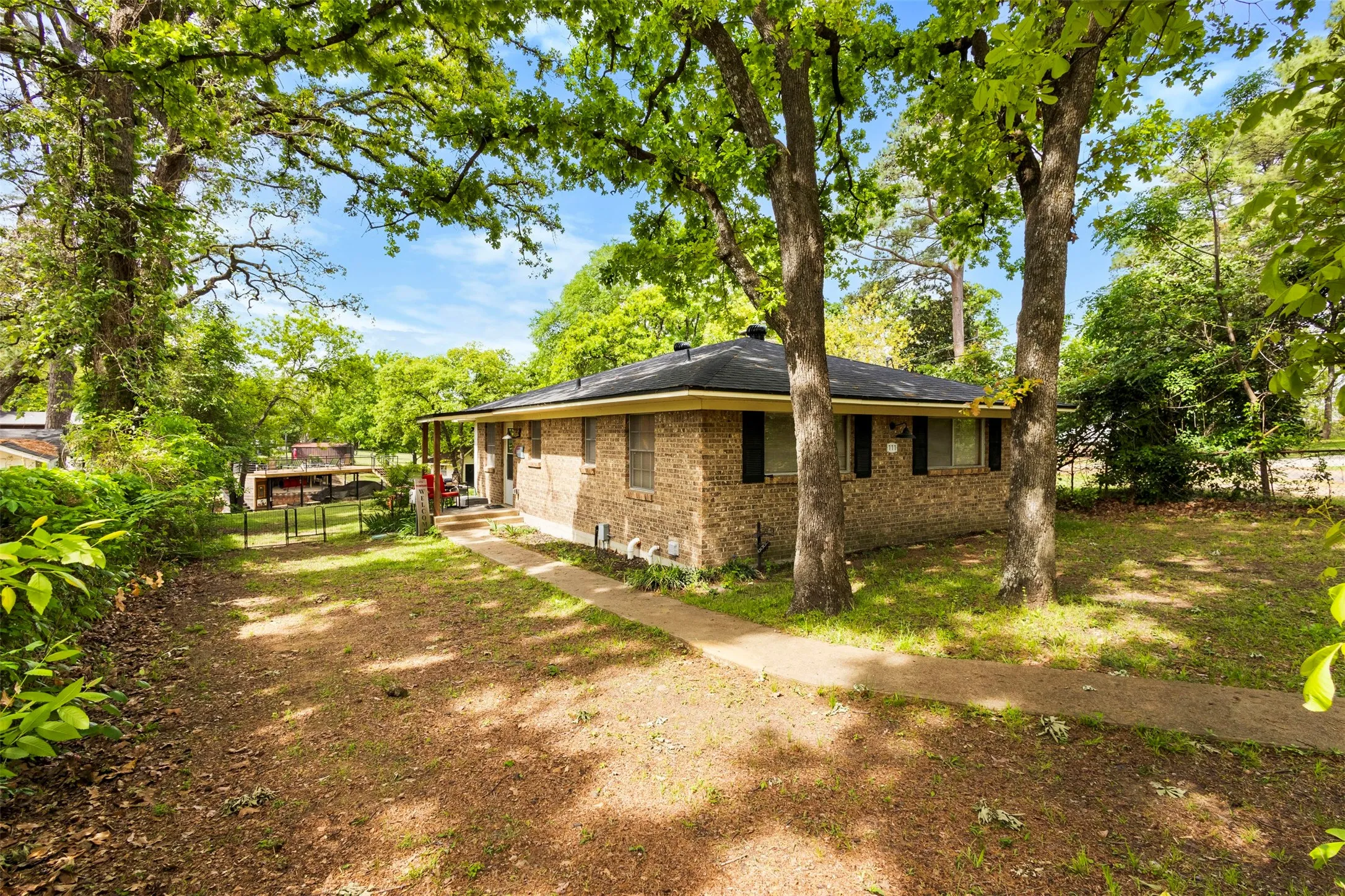Single Family Residence For Rent in Henderson County , 111 Island Park Drive, Gun Barrel City, Texas 75156, 3 Bedroom, 2 Bathroom, Garage spaces, 900 Sqft, built in 1974, mls#21368054, Real Estate Agent in Gun Barrel City, Homes For Rent in Henderson county, Homes For Rent in Gun Barrel City, Realtor in Gun Barrel City Texas, Real Estate Brokerage Independent Realty Texas, Luminita Cordes Realtor