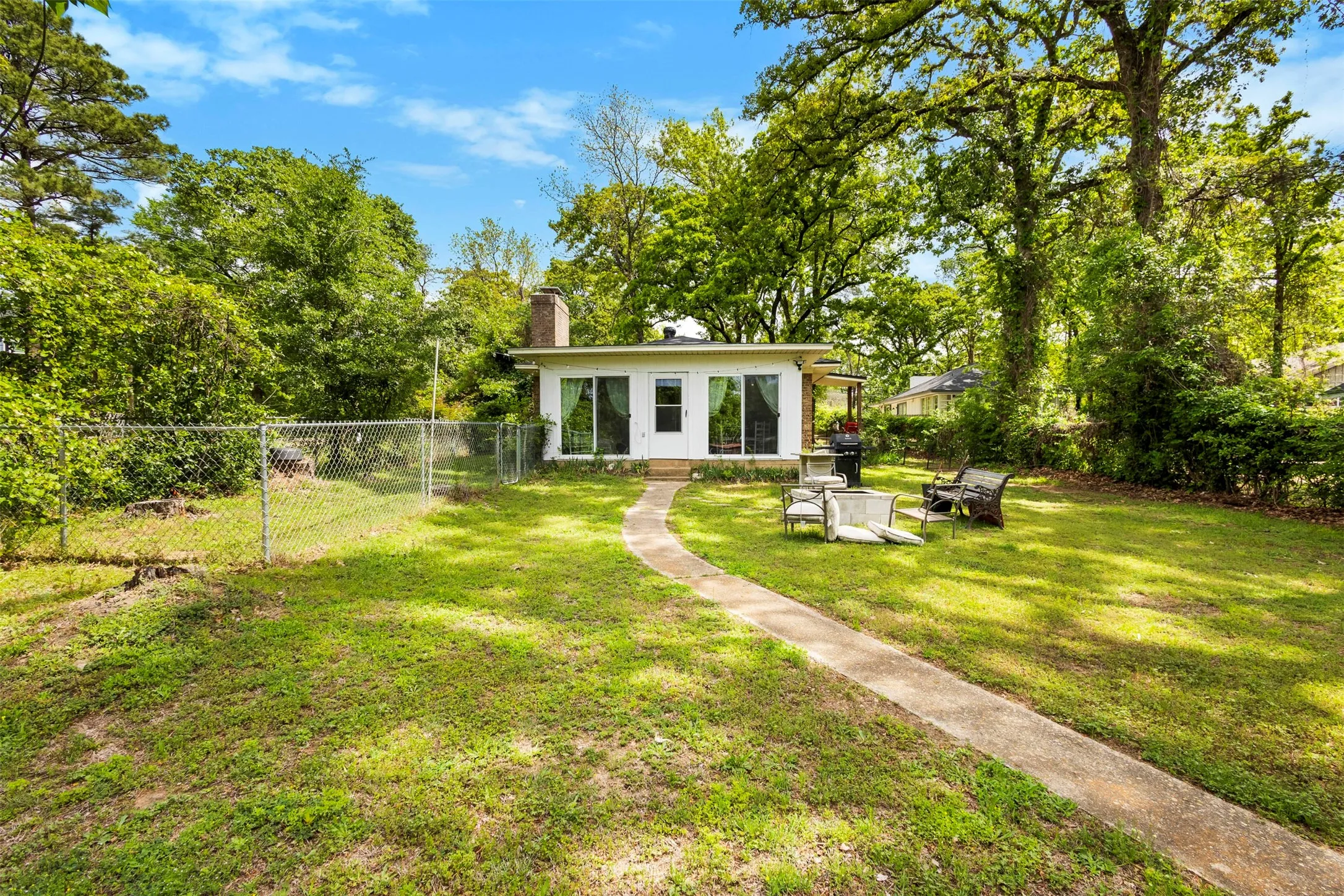 Single Family Residence For Rent in Henderson County , 111 Island Park Drive, Gun Barrel City, Texas 75156, 3 Bedroom, 2 Bathroom, Garage spaces, 900 Sqft, built in 1974, mls#21368054, Real Estate Agent in Gun Barrel City, Homes For Rent in Henderson county, Homes For Rent in Gun Barrel City, Realtor in Gun Barrel City Texas, Real Estate Brokerage Independent Realty Texas, Luminita Cordes Realtor