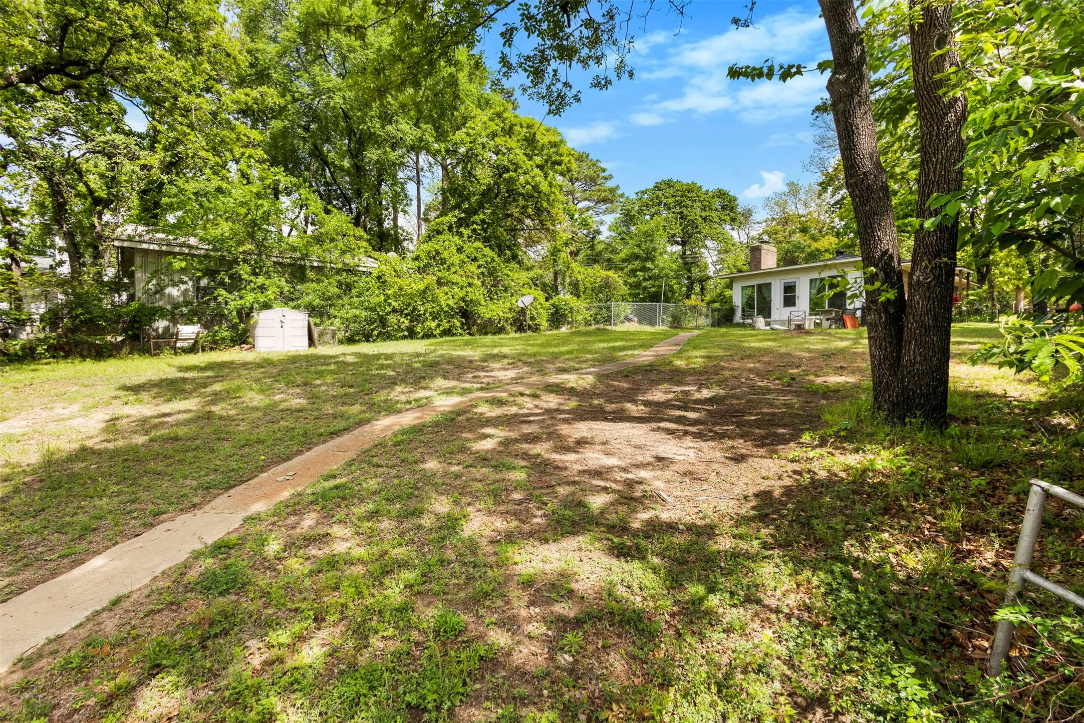 Single Family Residence For Rent in Henderson County , 111 Island Park Drive, Gun Barrel City, Texas 75156, 3 Bedroom, 2 Bathroom, Garage spaces, 900 Sqft, built in 1974, mls#21368054, Real Estate Agent in Gun Barrel City, Homes For Rent in Henderson county, Homes For Rent in Gun Barrel City, Realtor in Gun Barrel City Texas, Real Estate Brokerage Independent Realty Texas, Luminita Cordes Realtor