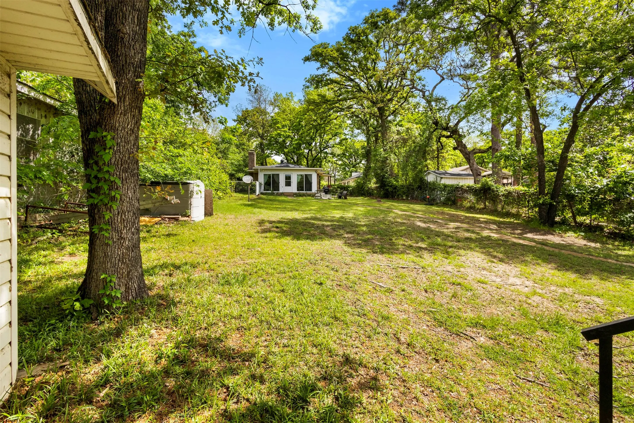 Single Family Residence For Rent in Henderson County , 111 Island Park Drive, Gun Barrel City, Texas 75156, 3 Bedroom, 2 Bathroom, Garage spaces, 900 Sqft, built in 1974, mls#21368054, Real Estate Agent in Gun Barrel City, Homes For Rent in Henderson county, Homes For Rent in Gun Barrel City, Realtor in Gun Barrel City Texas, Real Estate Brokerage Independent Realty Texas, Luminita Cordes Realtor