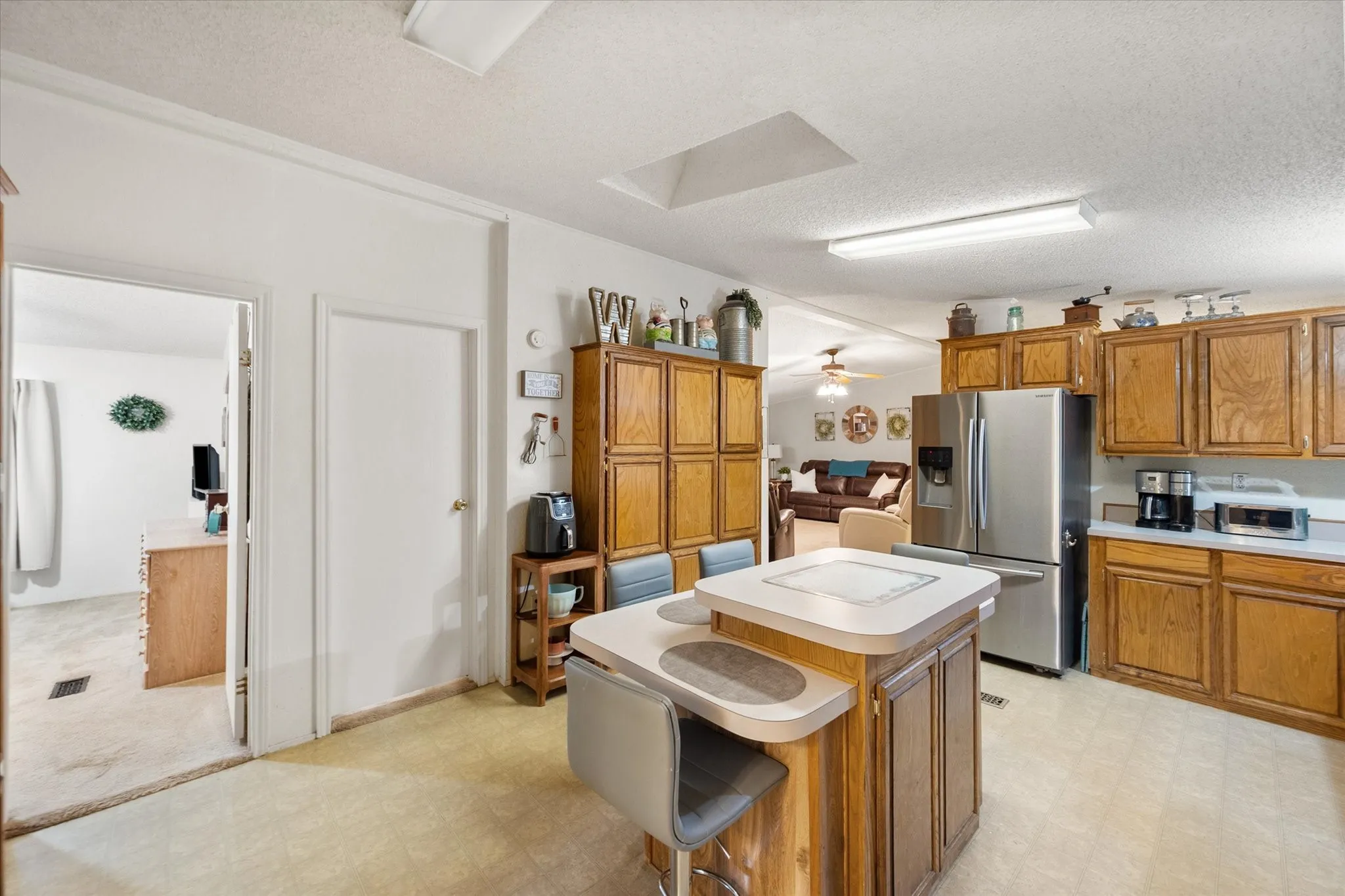 Mobile Home For Sale in Parker County , 576 Threatt, Weatherford, Texas 76088, 3 Bedroom, 2 Bathroom, Garage spaces, 1,568 Sqft, built in 2001, mls#21368019, Real Estate Agent in Weatherford, Homes For Sale in Parker county, Homes For Sale in Weatherford, Realtor in Weatherford Texas, Real Estate Brokerage Independent Realty Texas, Luminita Cordes Realtor